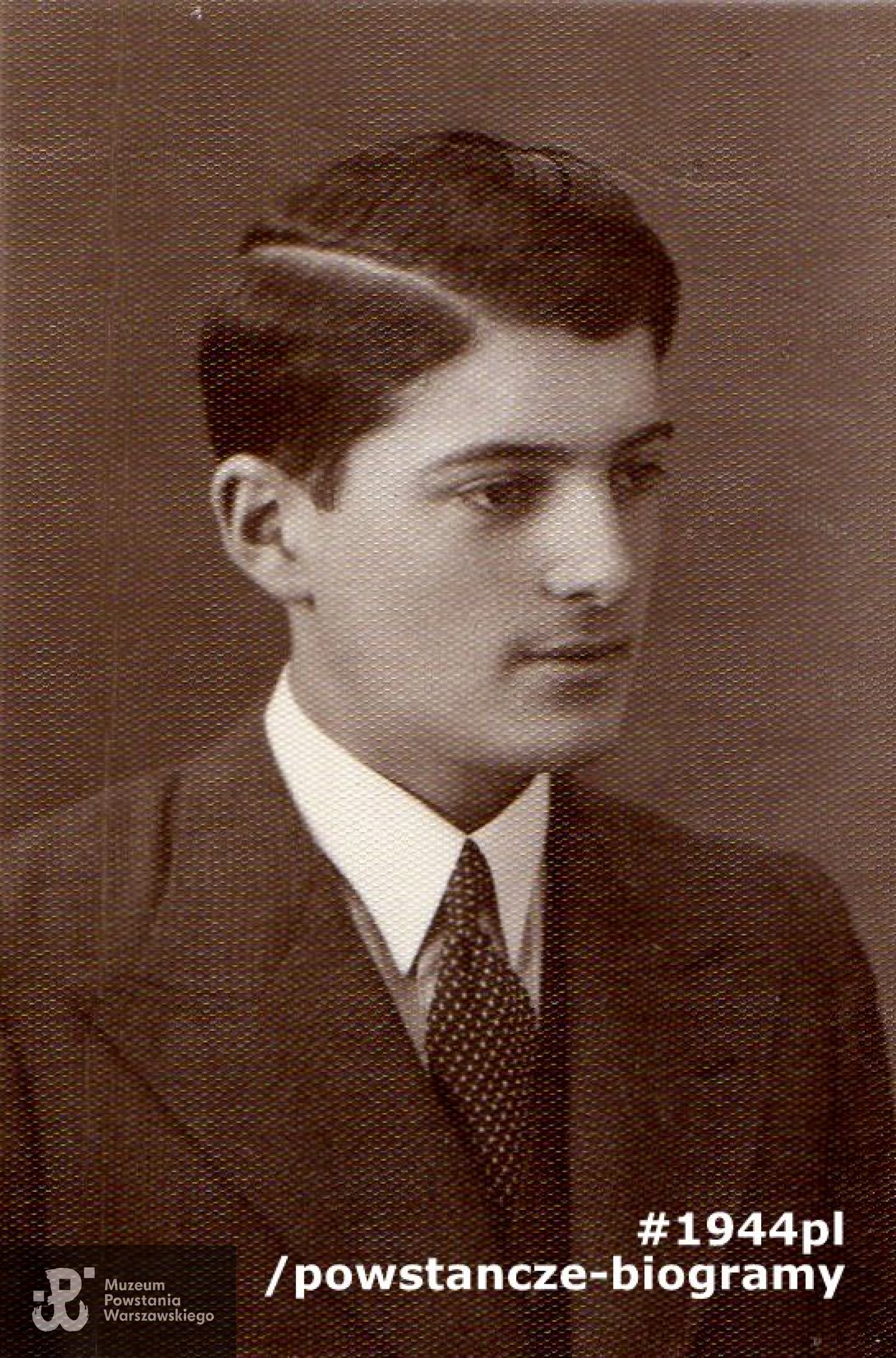 Adolf Roman  Kamiński, do 1946 roku  jako Adolf Stebno (1917 - 2006). Fotografia wykonana po maturze, w 1935 roku. Ze zbiorów rodzinnych p. Edwarda Kamińskiego, syna.