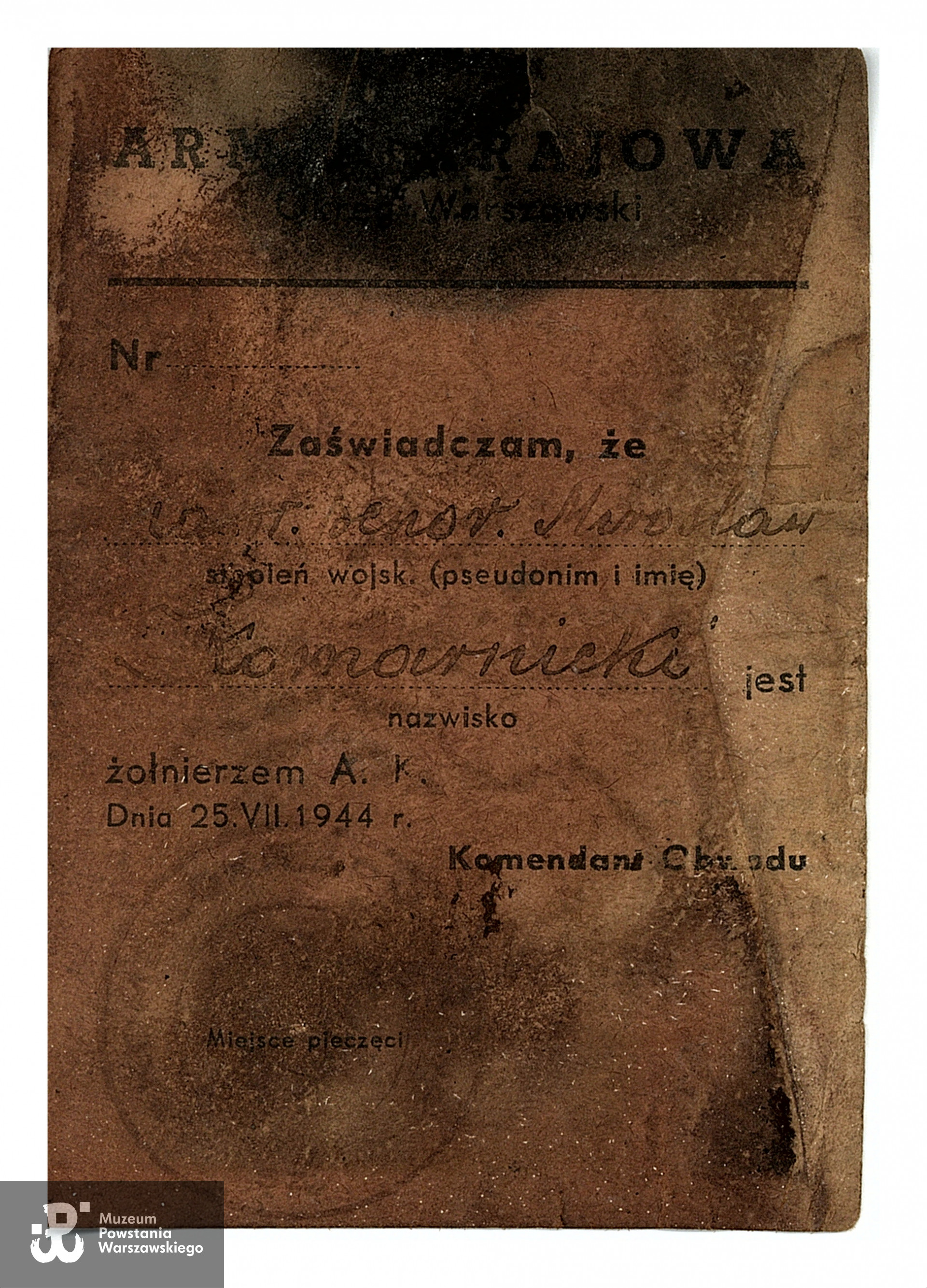 Legitymacja Armii Krajowej należąca do Mirosława Wojciecha Komarnickiego. Na  rewersie przydział: kompania "Janusz", Grupa "Harnaś". Dokument znaleziony przy poległym podczas powojennej ekshumacji. Ze zbiorów Muzeum Powstania Warszawskiego, sygn. MPW-A-10928  (P/8471/16)