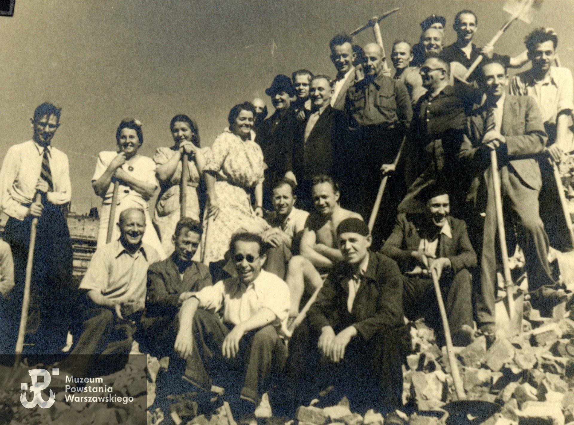 Fotografia wykonana 12 września 1948 roku na Okólniku, przedstawiająca pracowników Ministerstwa Komunikacji podczas odgruzowywania Warszawy. Wśród nich Stanisław Siwek (pierwszy z lewej, na gruzie). Ze zbiorów rodzinnych p. Sebastiana Włodka, prawnuka Powstańca. Skany wykonano w Muzeum Powstania Warszawskiego, 05/2025