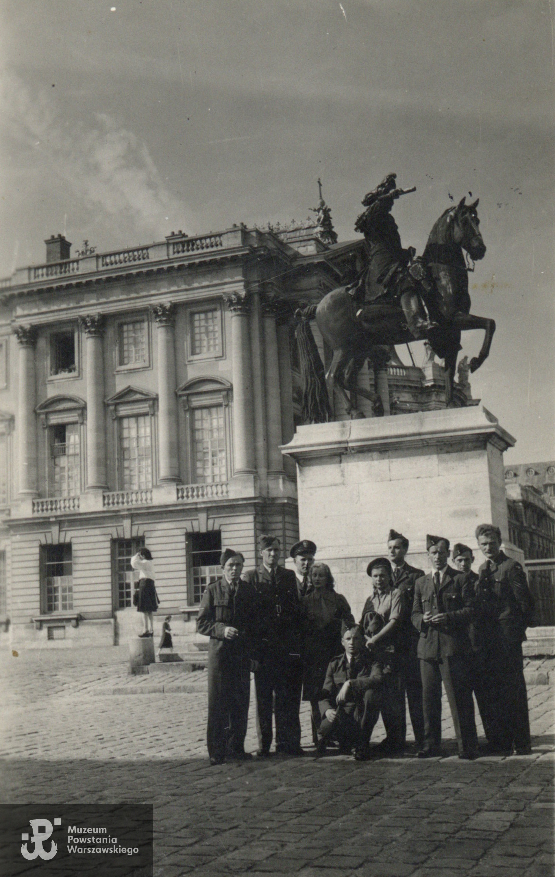Wersal, 23 lipca 1946 roku, przy pomniku Ludwika XIV. Udostępnił p. Paweł Poławski, bratanek Marii Poławskiej-Śliwińskiej, skany wykonano w Archiwum Muzeum Powstania Warszawskiego  (2023).