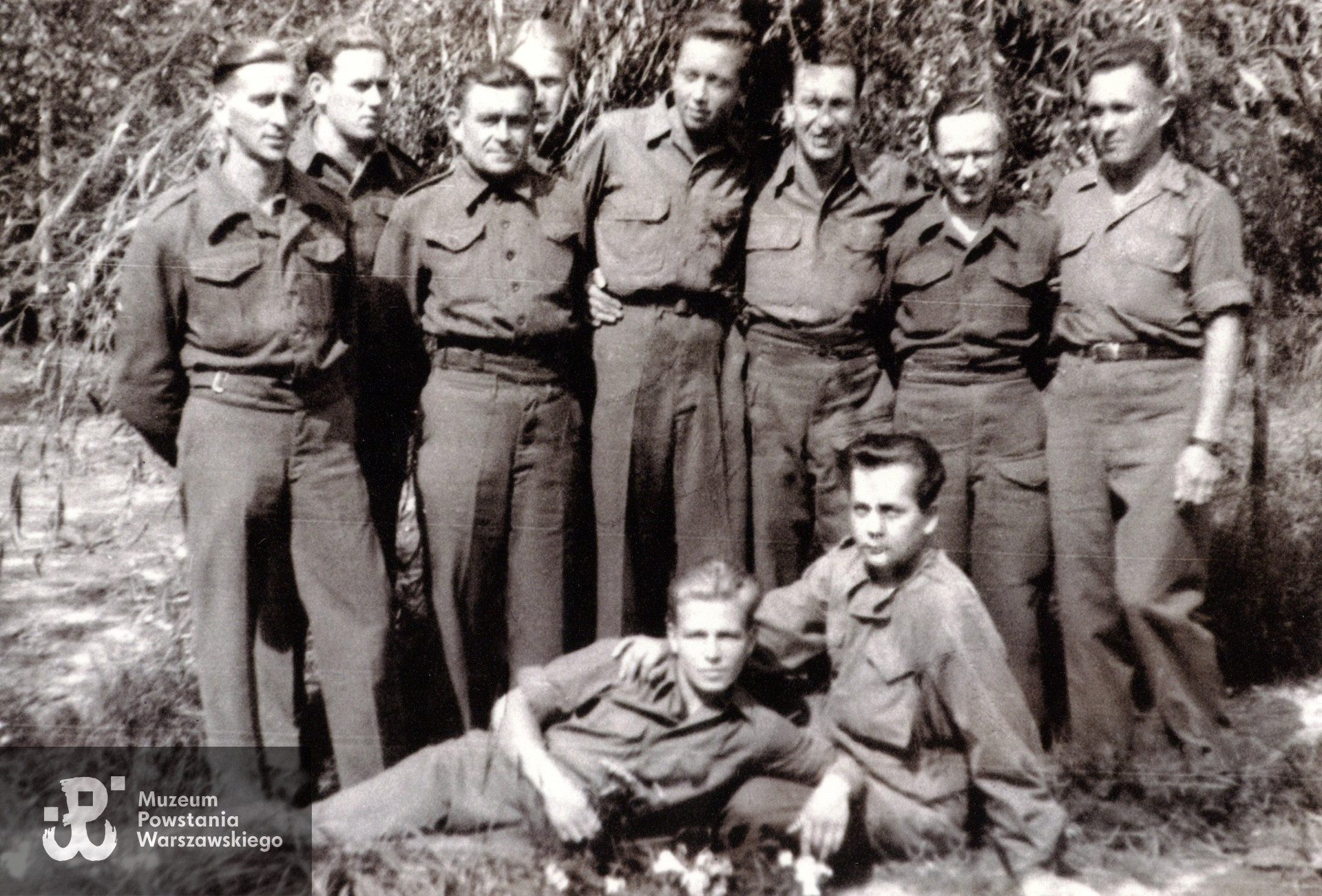 1945. Wacław Nowakowski stoi na zdjęciu drugi z lewej strony. Fot. ze zbiorów rodzinnych. Do wykonania skanu udostępniły  Elżbieta i Jolanta Wolańczyk, wnuczki