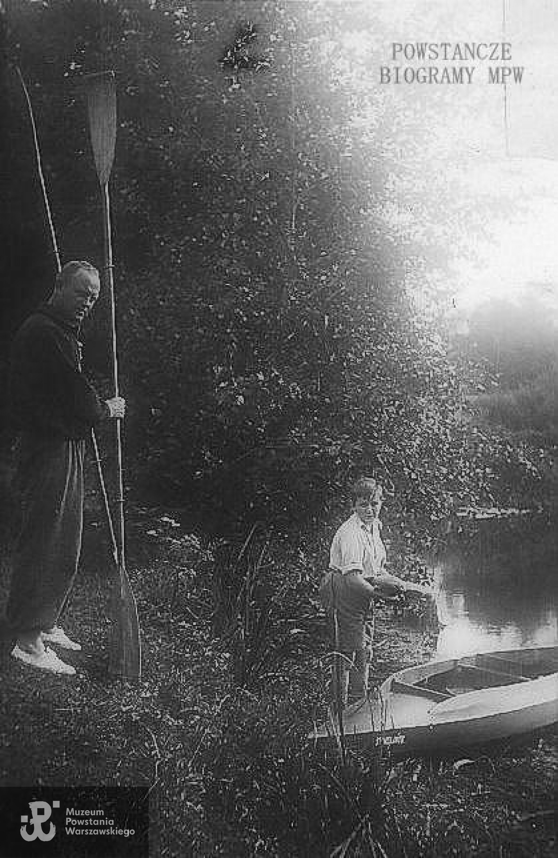 Hamernia 1938 r. Opis na odwrocie fotografii „ Kazik z Mruczkiem nad rzeką” (Kazik - Kazimierz Kaczkowski) Fot. z archiwum rodzinnego Józefa Kaczkowskiego, syna Kazimierza.