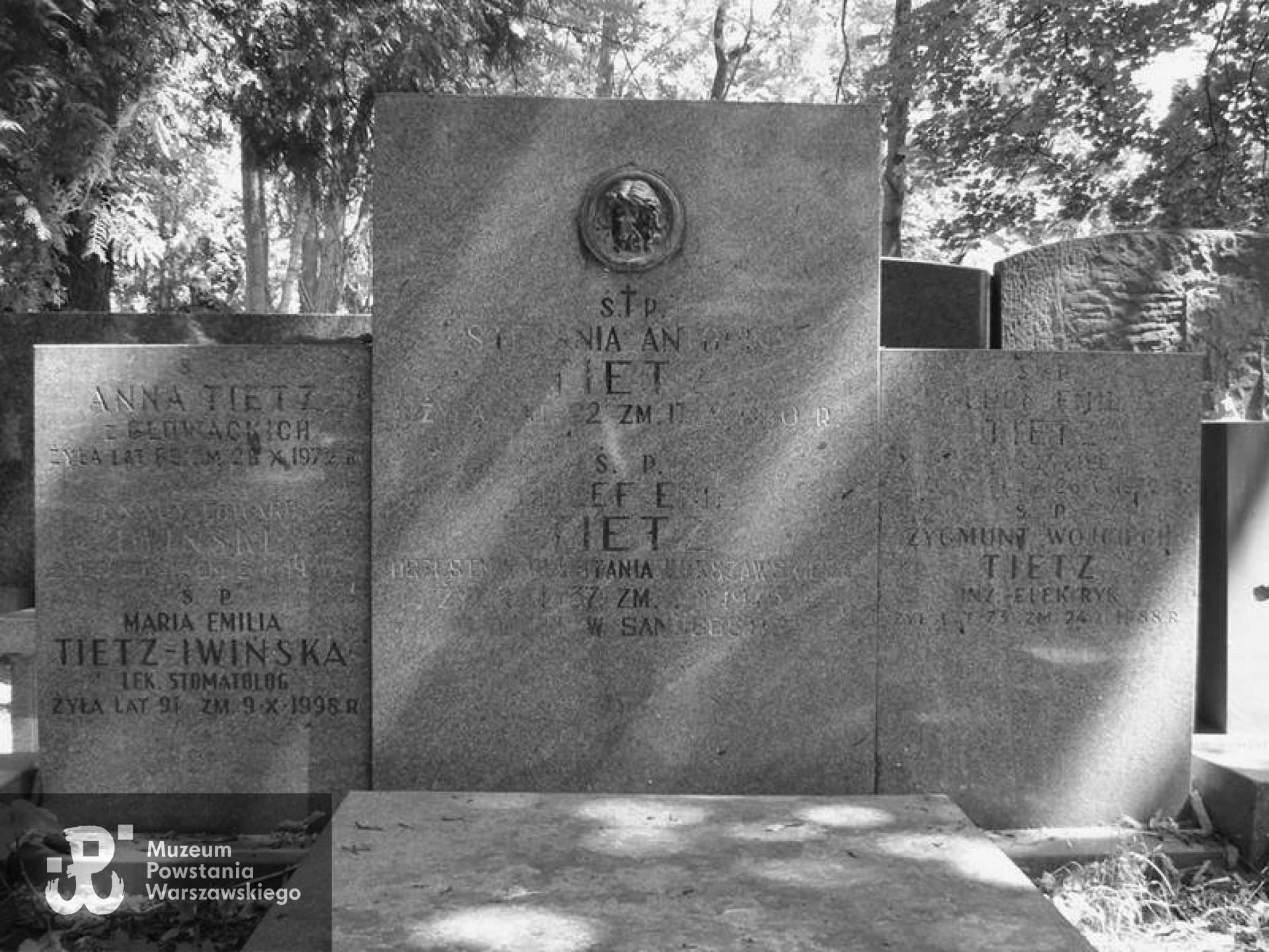 Cmentarz Powązkowski w Warszawie (Stare Powązki) - Tietzowie - grób rodzinny, kwatera 200, rząd 6, miejsce 15-16. Fot. udostępniła p. Beata Trzcińska
