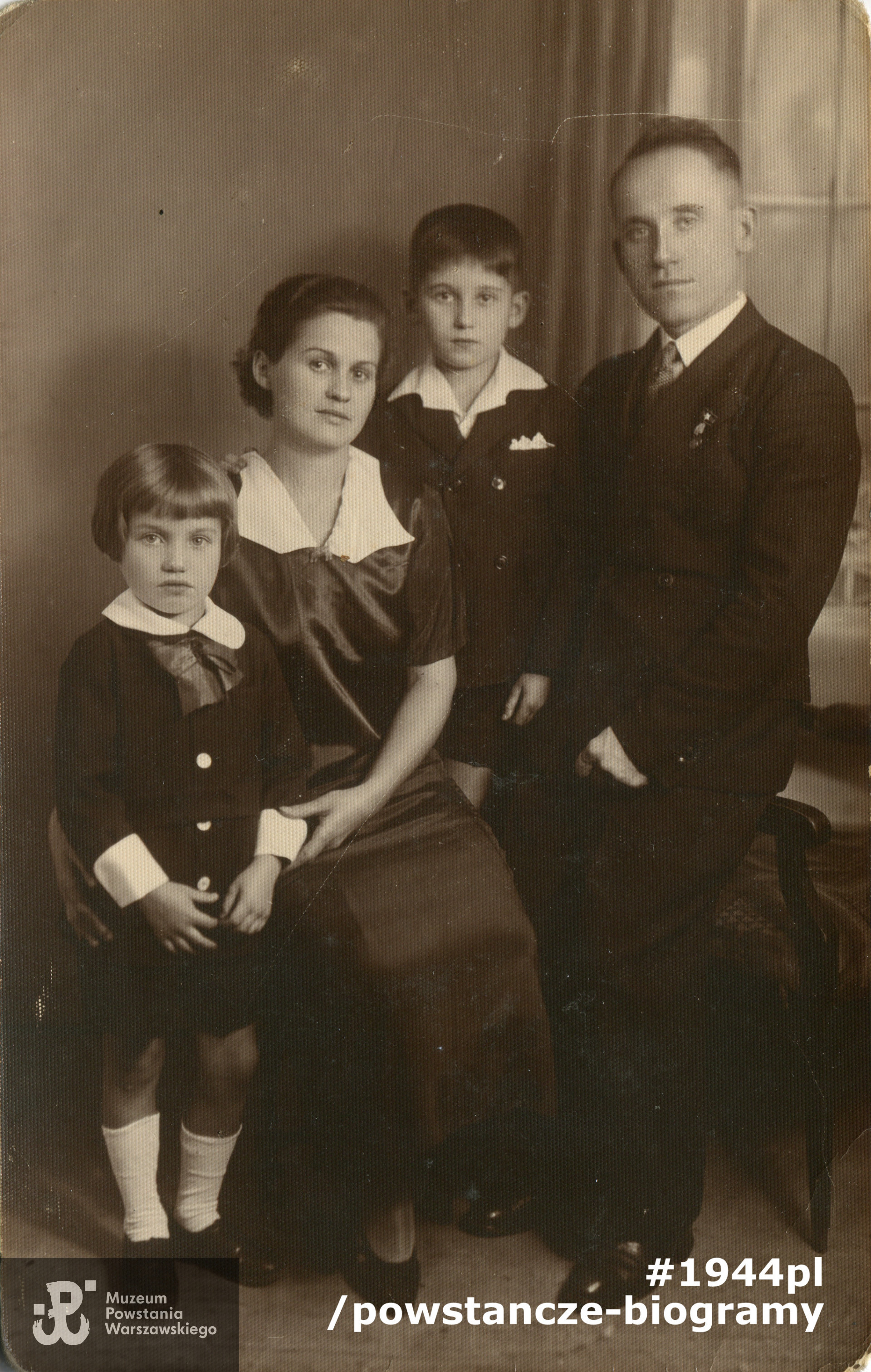 plut. Lech Zębala (Zembala)  z rodzicami i młodszym bratem. Fot. ze zbiorów rodzinnych p. Barbary Warot