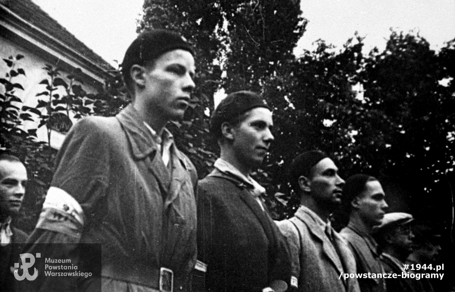 Zdjęcie filmowe z Powstania Warszawskiego  autorstwa Romana Banacha ps. "Świerk".   Mokotów. Grupa powstańców z plutonu 1110 dywizjonu "Jeleń". Stoją w pierwszym szeregu od lewej: kpr. pchor. Wojciech Kostanecki "Wierusz", st. ułan pchor. Ludwik Dunin "Włast", st. ułan pchor. Józef Ruszczyński "Lis", st. ułan pchor. Włodzimierz Drecki "Kawka", st. ułan Tadeusz Doberski "Drobina". W głębi z lewej st. ułan pchor. Konrad Pawłowski "Żegota". Fot. ze zbiorów Muzeum Powstania Warszawskiego, sygn. MPW-IH/1077