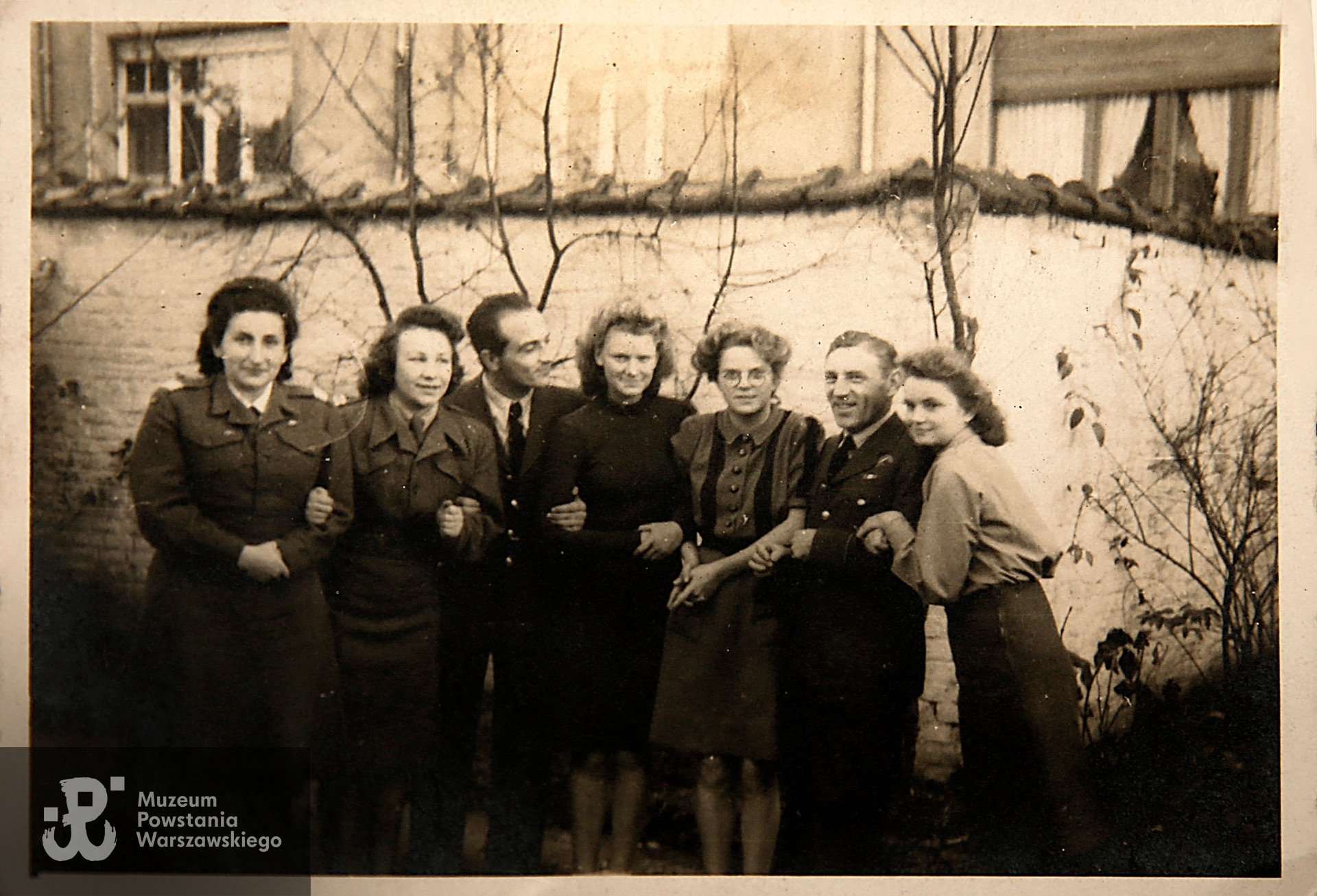 Fotografia wykonana po wyzwoleniu. Janina Szczepańska - Wścieklica widoczna na zdjęciu druga z lewej strony. Fot. z archiwum rodzinnego p. Janiny Szczepańskiej - Wścieklicy, fotografia opublikowana na stronach projektu "Archiwum Emigranta" -  Muzeum Emigracji w Gdyni <i> archiwumemigranta.pl.</i>