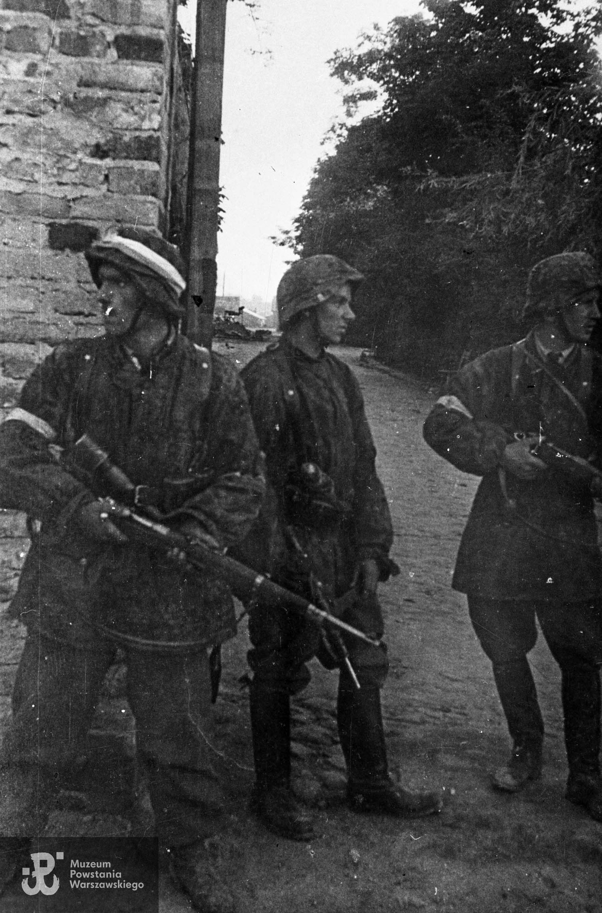 Patrol z II plutonu "Alek" 2. kompanii "Rudy" Batalionu "Zośka" po zdobyciu Gęsiówki. Po lewej Wojciech Omyła, pośrodku Juliusz Bogdan Deczkowski. Fot. ze zbiorów Muzeum Powstania Warszawskiego, sygn. MPW-IN/3631