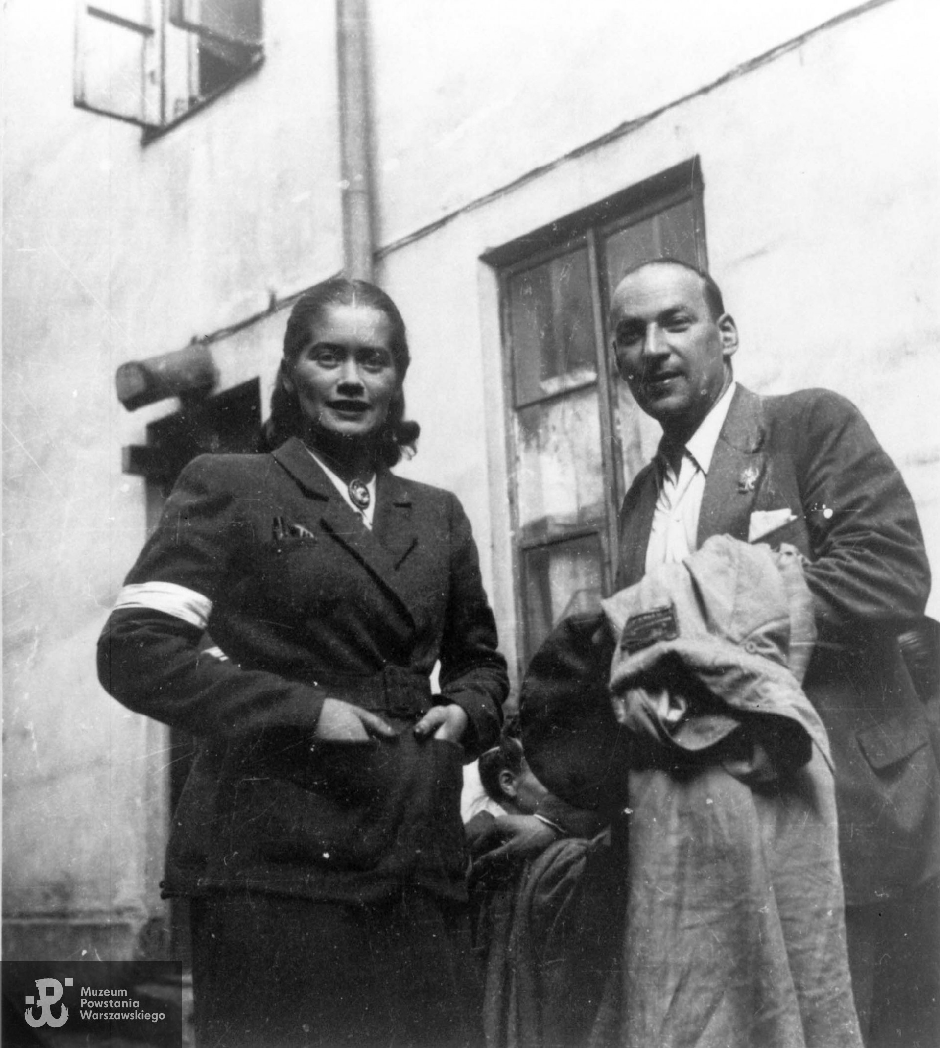 Fotografia wykonana podczas Powstania Warszawskiego. Ul. Marszałkowska. Zaplecze kina "Stylowy". Alina Janowska "Alina" oraz Włodzimierz Horbaczewski "Węgliński". Fot. ze zbiorów Muzeum Powstania Warszawskiego, sygn. MPW/IH-319