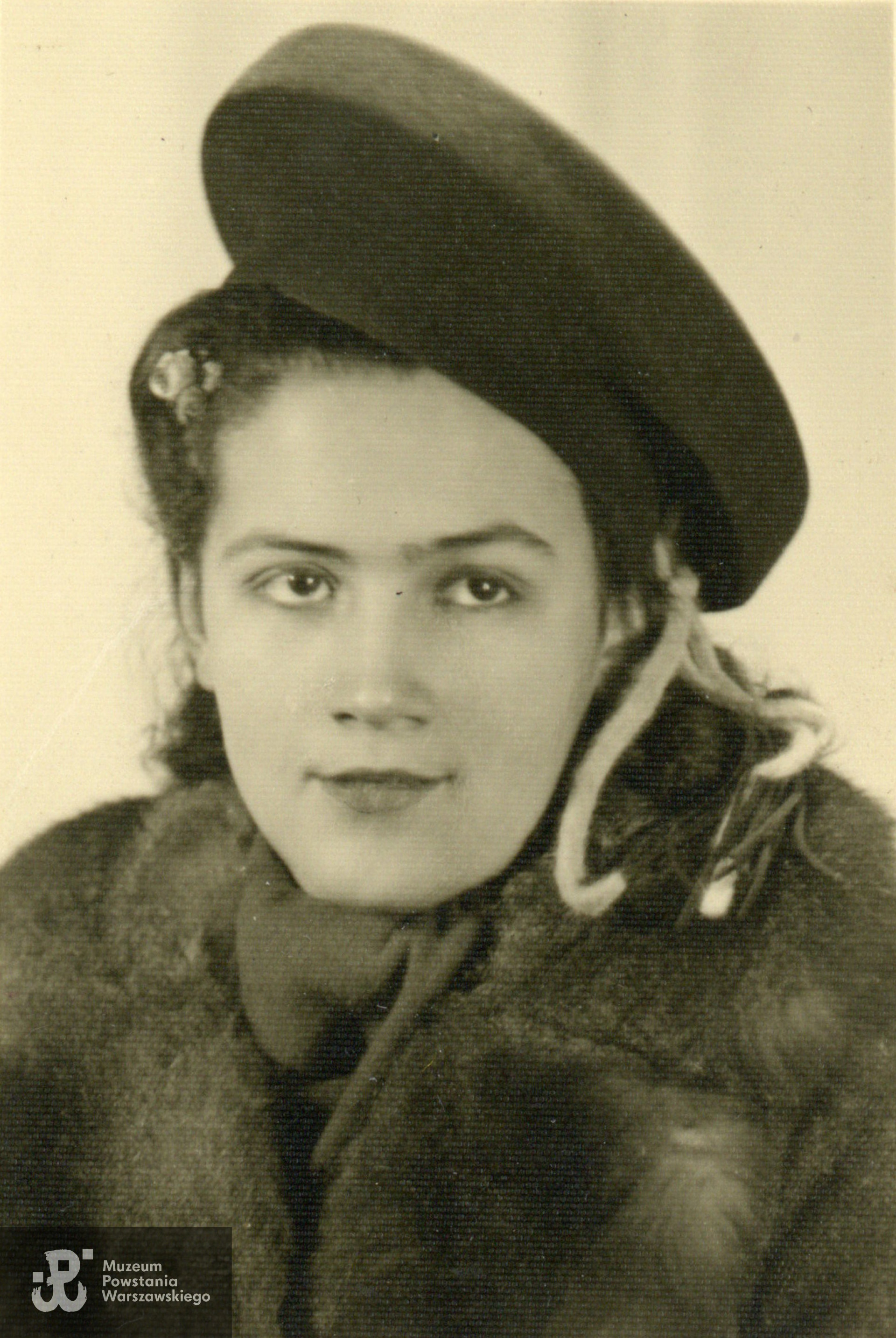 Ze zbiorów Pani Teresy Neuman, do wykonania kopii udostępnił p. Wojciech Fudala, wnuk Teresy Wandy Neuman z d. Rose. Skany wykonano w Muzeum Powstania Warszawskiego w maju 2023 r.