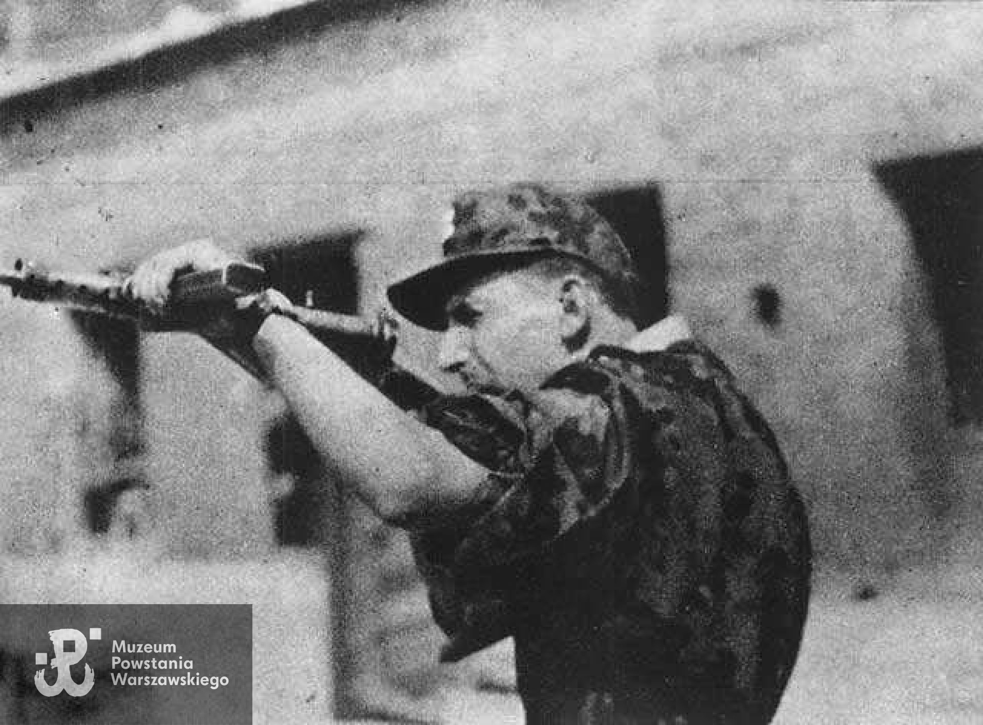 Powstanie Warszawskie, sierż. pchor "Siódemka" z pistoletem maszynowym Sten