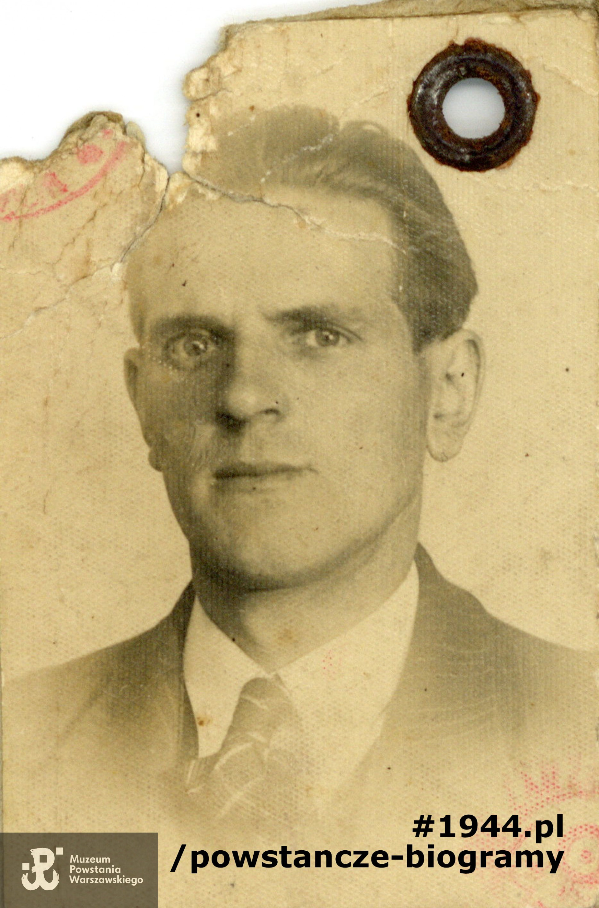 Stanisław Piskorek "Kot" (1920-1992). Fotografia dołączona do dokumentów z okresu okupacji niemieckiej. Ze zbiorów Muzeum Powstania Warszawskiego, sygn. MPW-A/2218 (P/875)