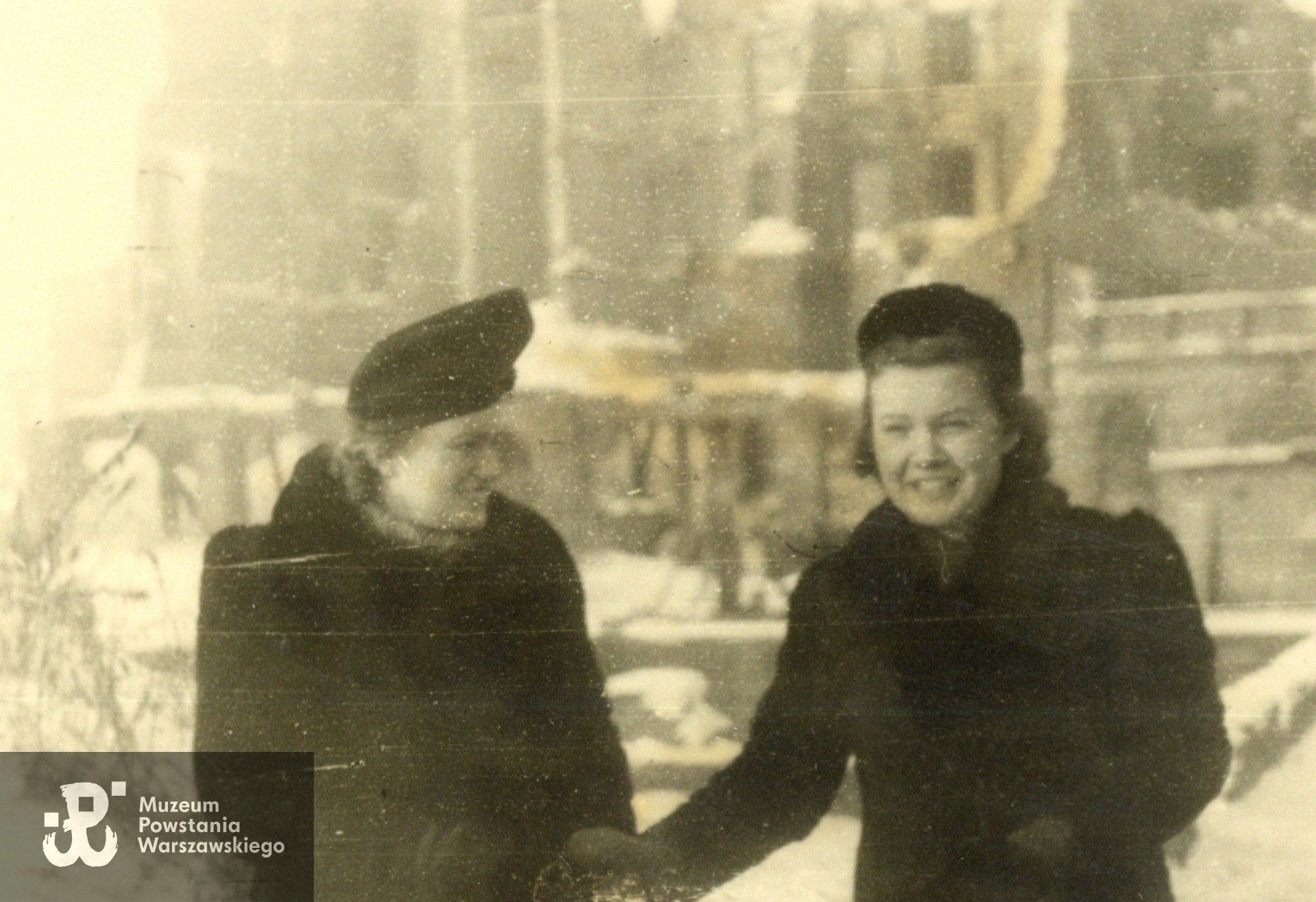 Barbara Kamińska, po wojnie Boczkowska "Krynica" (na zdjęciu z prawej), lata 40-te XX w. Fot. ze zbiorów rodzinnych, udostępnił p. Stanisław Boczkowski. Skany wykonano w Muzeum Powstania Warszawskiego, 12/2024.