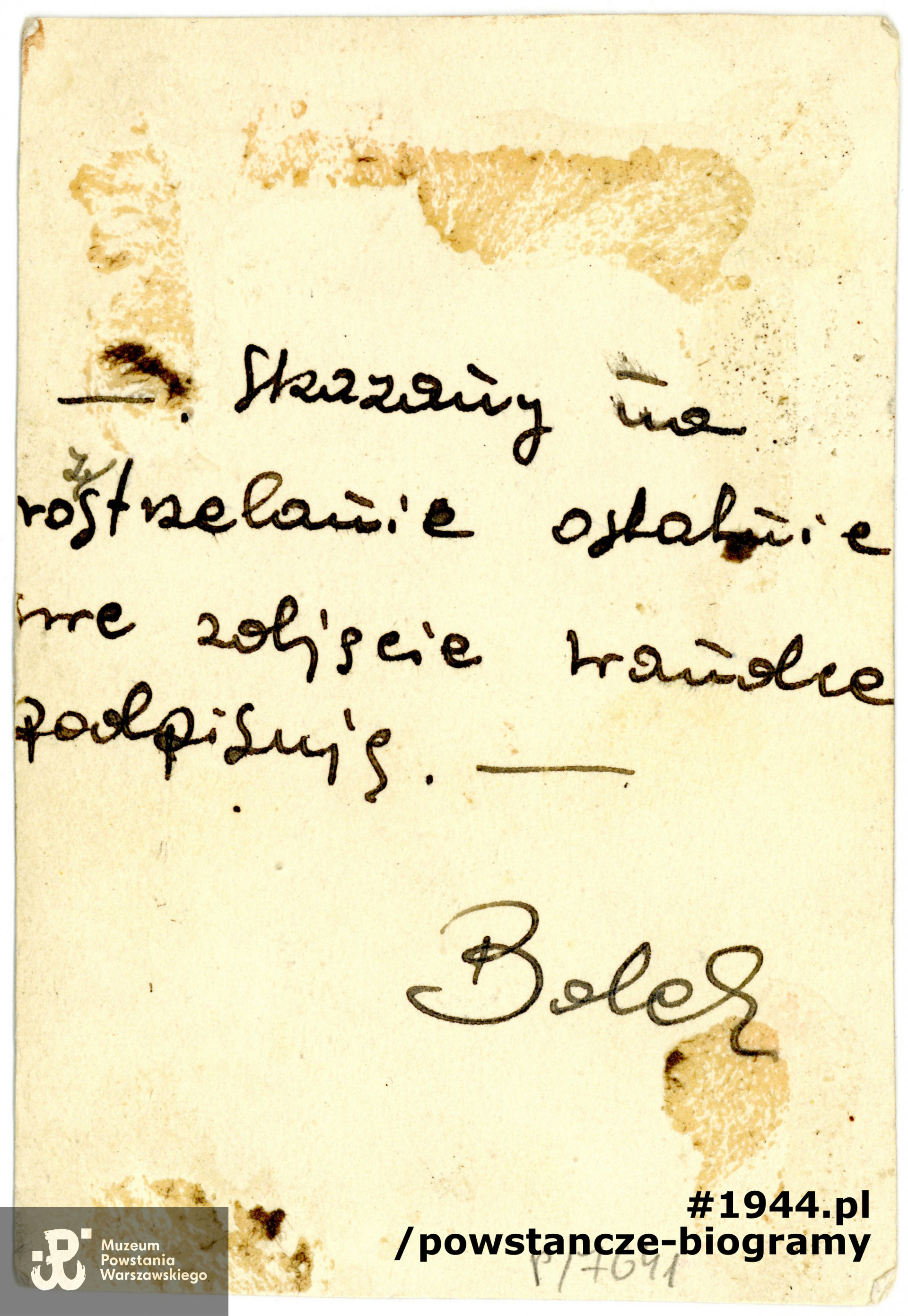 Odręczna dedykacja na rewersie fotografii i podpisem Bolka. Ze zbiorów Muzeum Powstania Warszawskiego, sygn. P/7641/13