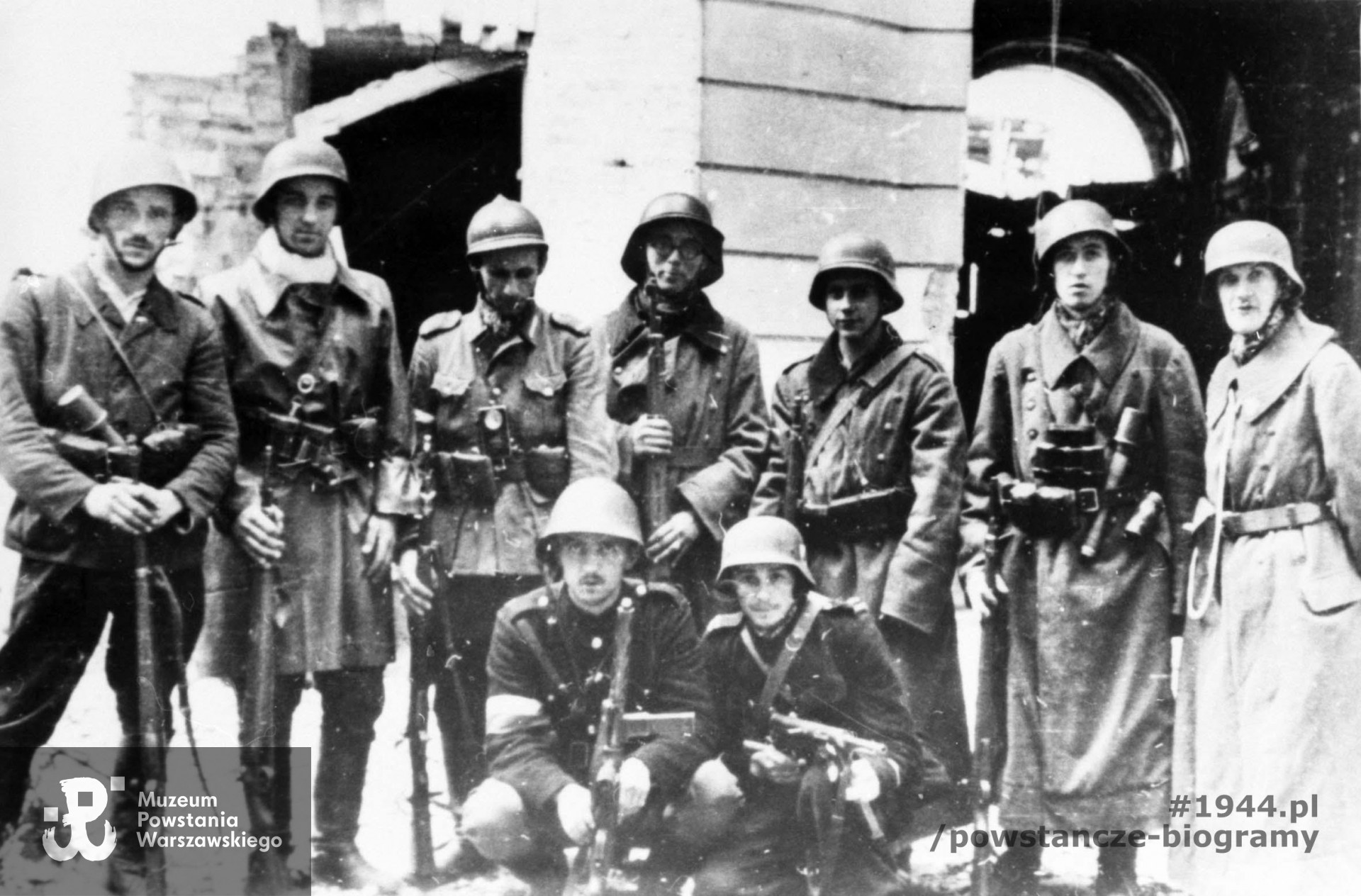 Grupa żołnierzy plut. NSZ "Sikora" komp. "A" Bat. osłonowego AK. Stoją od prawej: plut. pchor. Jan Podhorski "Zygzak", plut. pchor. Jerzy Jankowski "Bożym", kpr. Włodzimierz Jakimowicz "Szczapa", żołnierze NN. Klęczący po lewej ppor. Henryk Czapczyk "Mirski". Autorem zdjęcia jest Henryk Świercz "Świerszcz". Fot. ze zbiorów Muzeum Powstania Warszawskiego, sygn. MPW-IN/3531