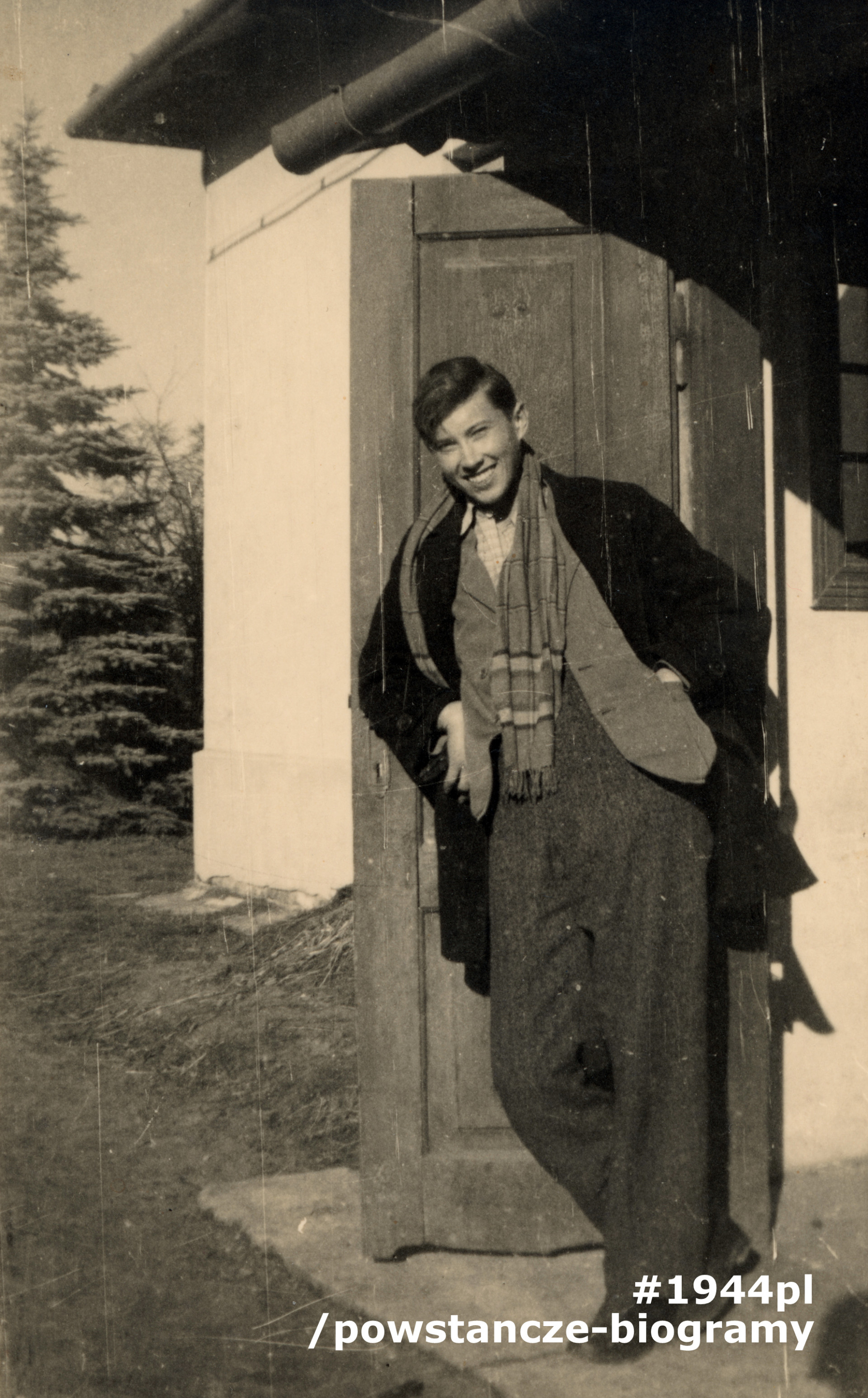 Jerzy Chlistunoff w okresie okupacji niemieckiej, Klarysew ul. Warszawska 36 (miejsce zamieszkania Jerzego).   Fot. ze zbiorów rodzinnych p. Jerzego Chlistunoffa, skan w zbiorach Działu Ikonografii i Fotografii MPW wpisany pod numerem MPW-IS/2091