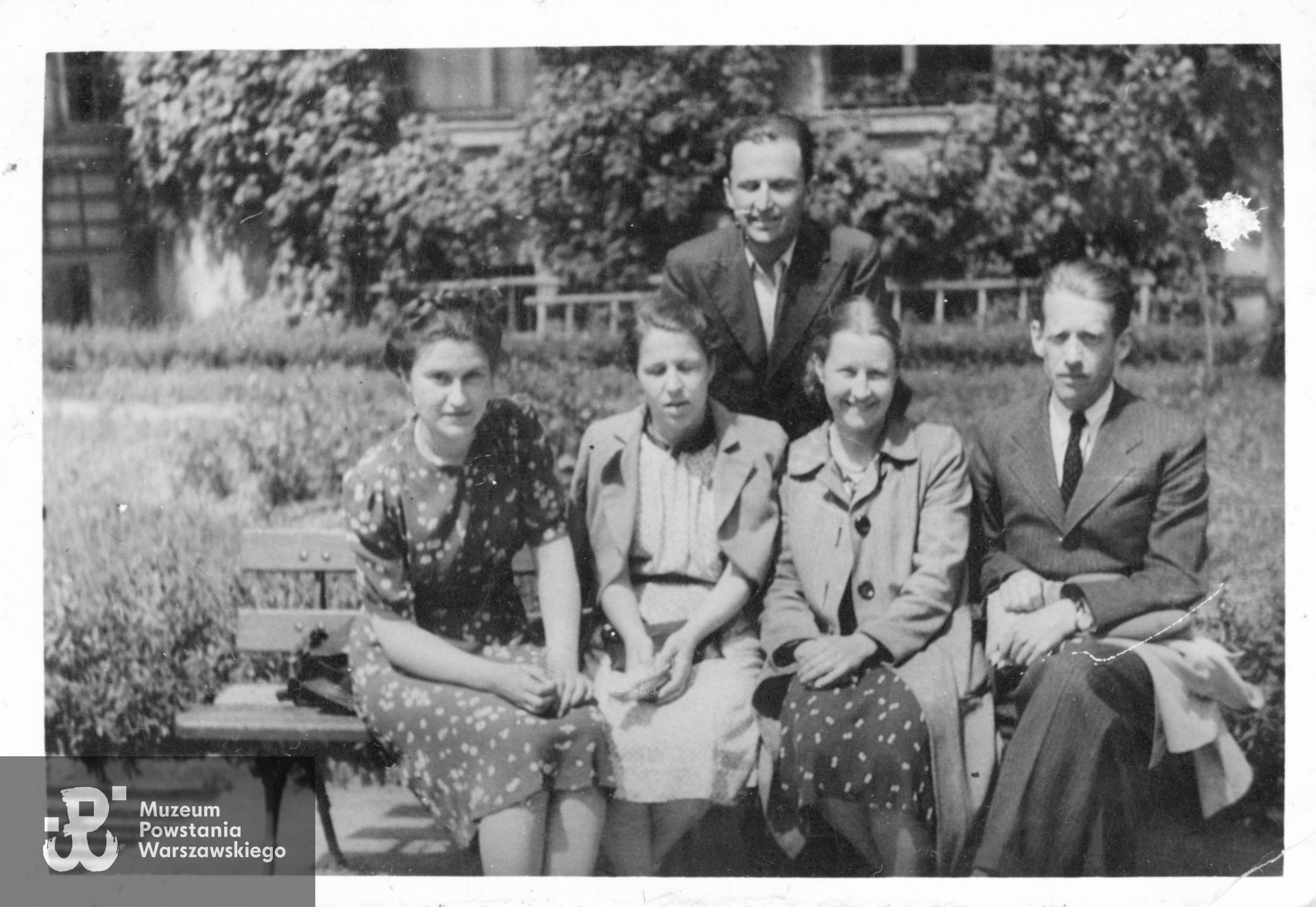 Fotografia powojenna, Lucyna Brelewska w środkowej części zdjęcia, w jasnej sukience i jasnej marynarce. Ze zbiorów rodzinnych, do wykonania skanu udostępniła p. Aleksandra Wolnicka. Skany wykonano w Muzeum Powstania Warszawskiego 02/2025