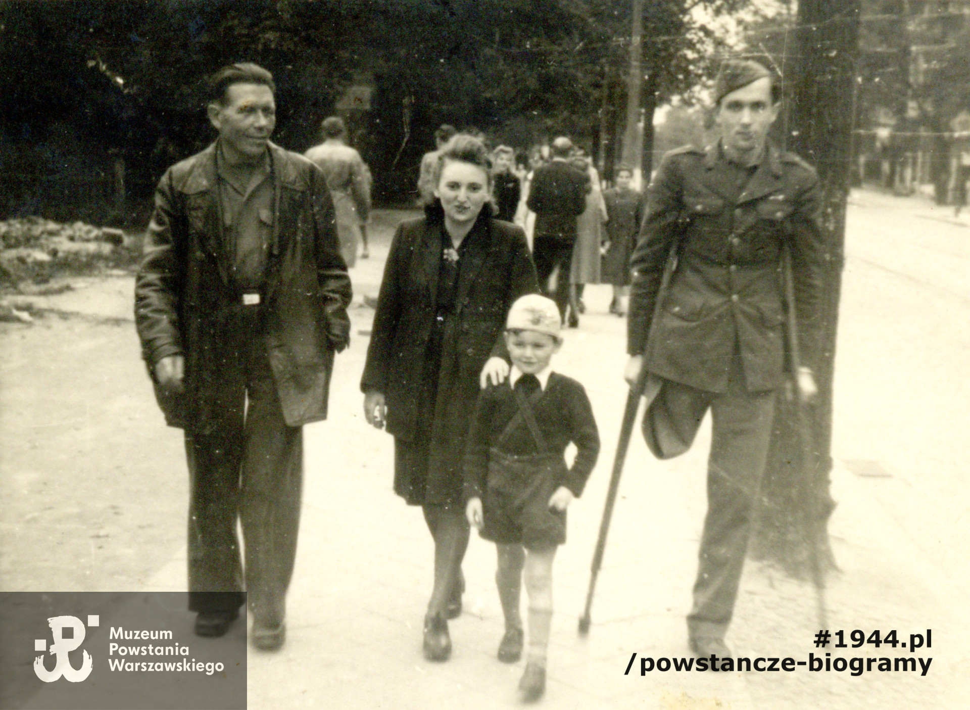 Gdańsk, 28 września 1946. Od lewej Wacław Berłowski ps. „Polak”, żona i syn Romana, pierwszy od prawej Roman Warabida ps. „Mały". Fot. ze zbiorów Muzeum Powstania Warszawskiego, sygn. P/5542