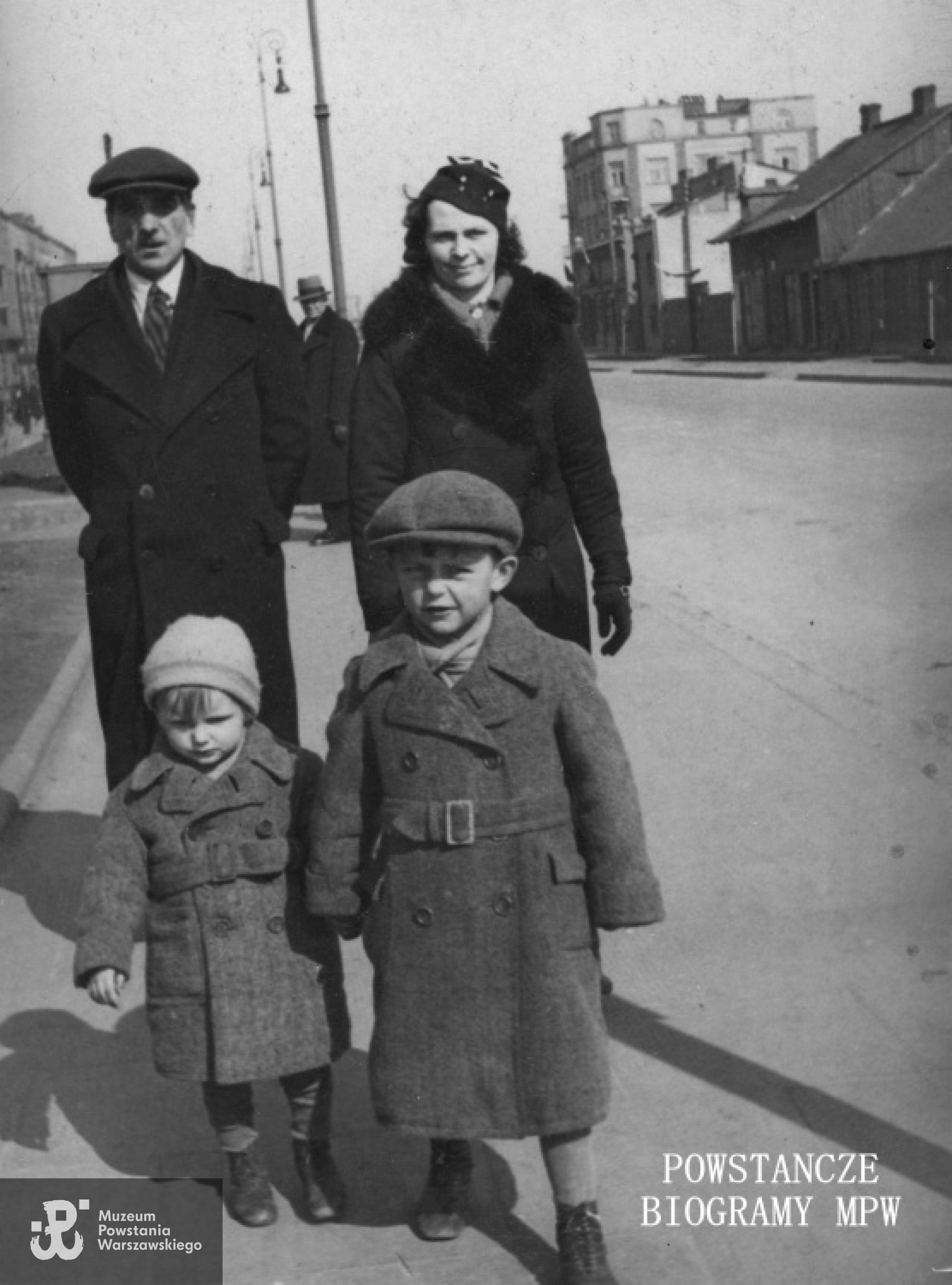 Fotografia wykonana około roku 1943-1944: Władysław i Władysława Smolakowie z synami Jerzym i Stanisławem. Fot. z archiwum rodzinnego
