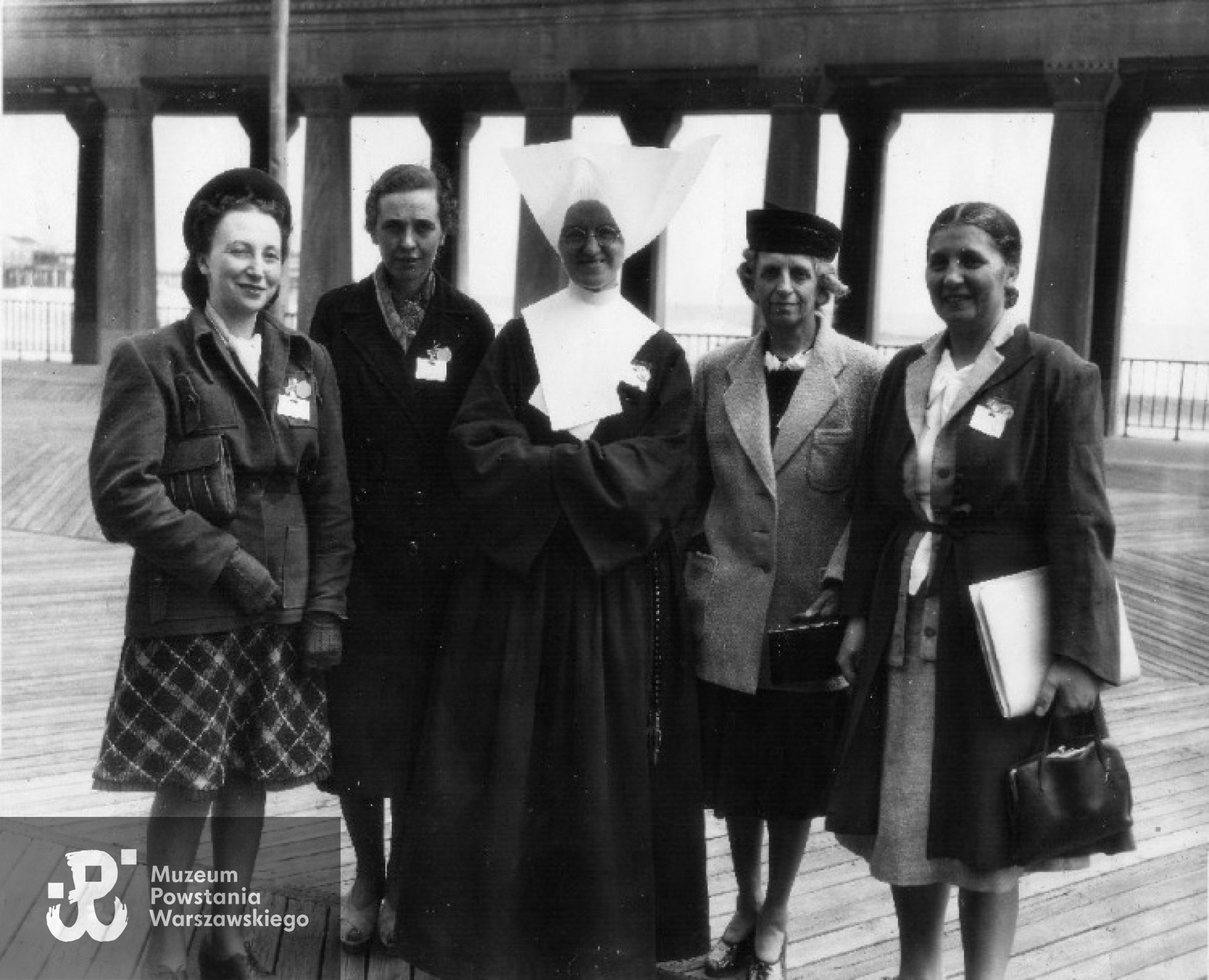 Uczestnicy Zjazdu  ICN. Atlantyk City 1947, od lewej: Kaplińska, Jadwiga Kaniewska - Iżycka, s. Wanda Żurawska, Jadwiga Suffczyńska, Nonna Łyżwańska. Fot. z  archiwum WMMP <i>[wmpp.org.pl]</i>