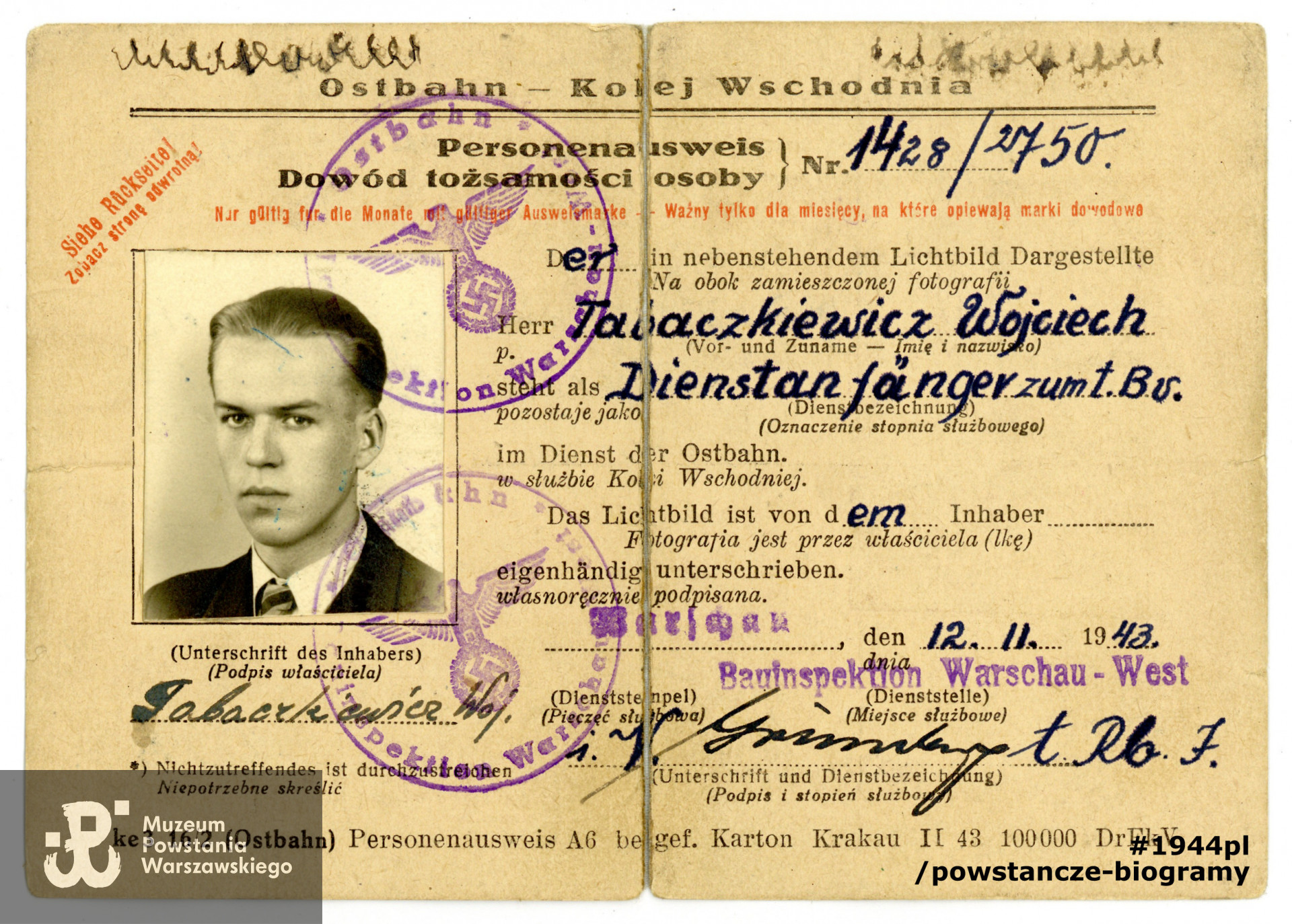 Dowód tożsamości osoby/Personalausweis (ze zdjęciem) wystawiony na nazwisko Wojciech Tabaczkiewicz, z dn. 12.11.1943 r. Dokument wystawiony przez Kolej Wschodnią (Ostbahn). Ze zbiorów Muzeum Powstania Warszawskiego, sygn. P/9080/18