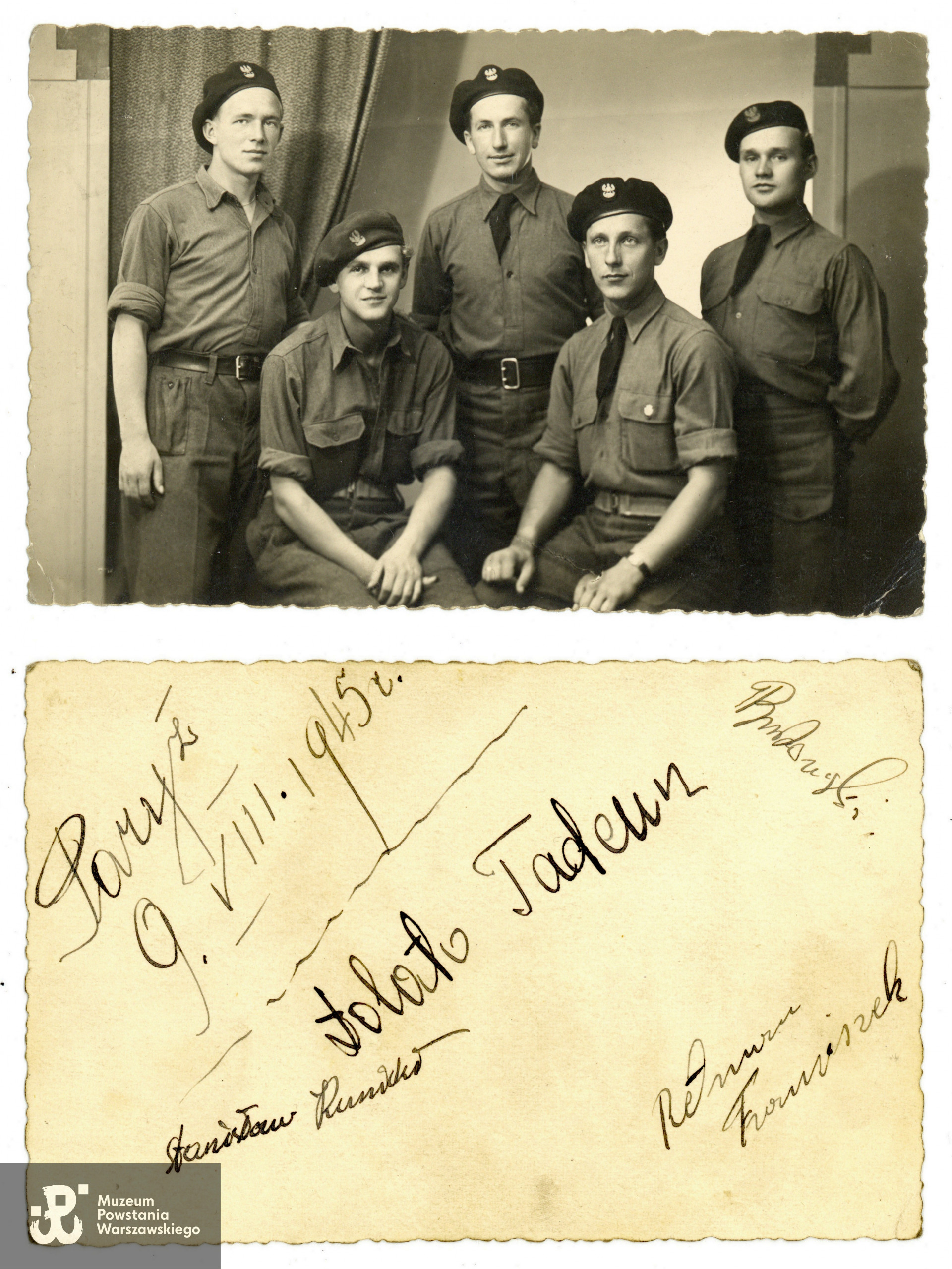 Ta sama fotografia przechowana w archiwum rodzinnym Czesława Małeckiego ps. Szarek - na rewersie widoczne podpisy żołnierzy i data wykonania - 9 sierpnia 1945 w Paryżu. W środku Czesław Małecki "Szarek", pierwszy z prawej stoi Tadeusz Dolata ps. Zych. Być może jednym z siedzących jest Franciszek Rytlewski. Fot. ze zbiorów rodzinnych p. Anne Eden, córki Czesława Małeckiego.