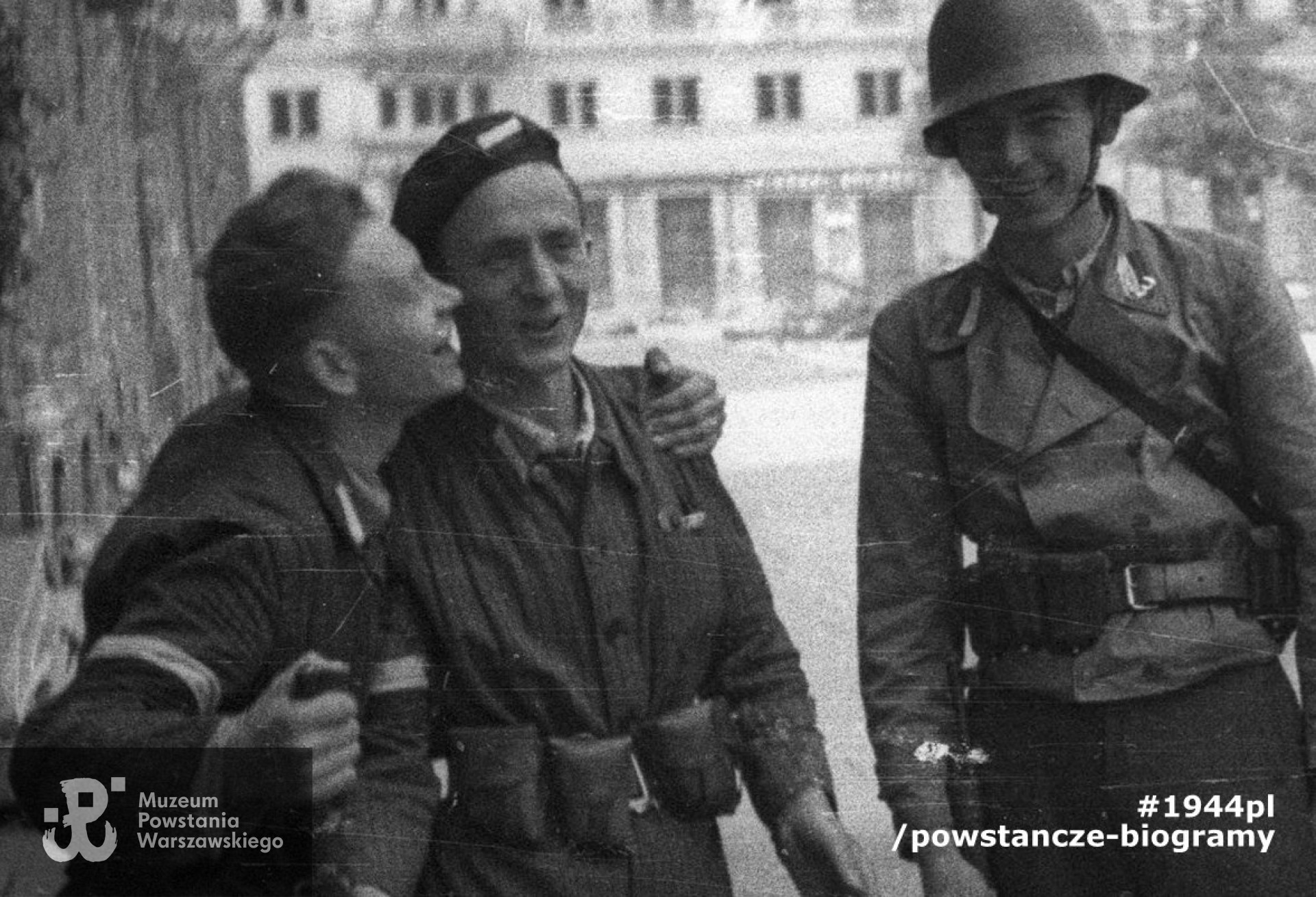 Fotografia z Powstania Warszawskiego autorstwa Joachima Joachimczyka (fragment szerszego ujęcia). W środku kpr. pchor. "Spartanin" - Józef Rumiński