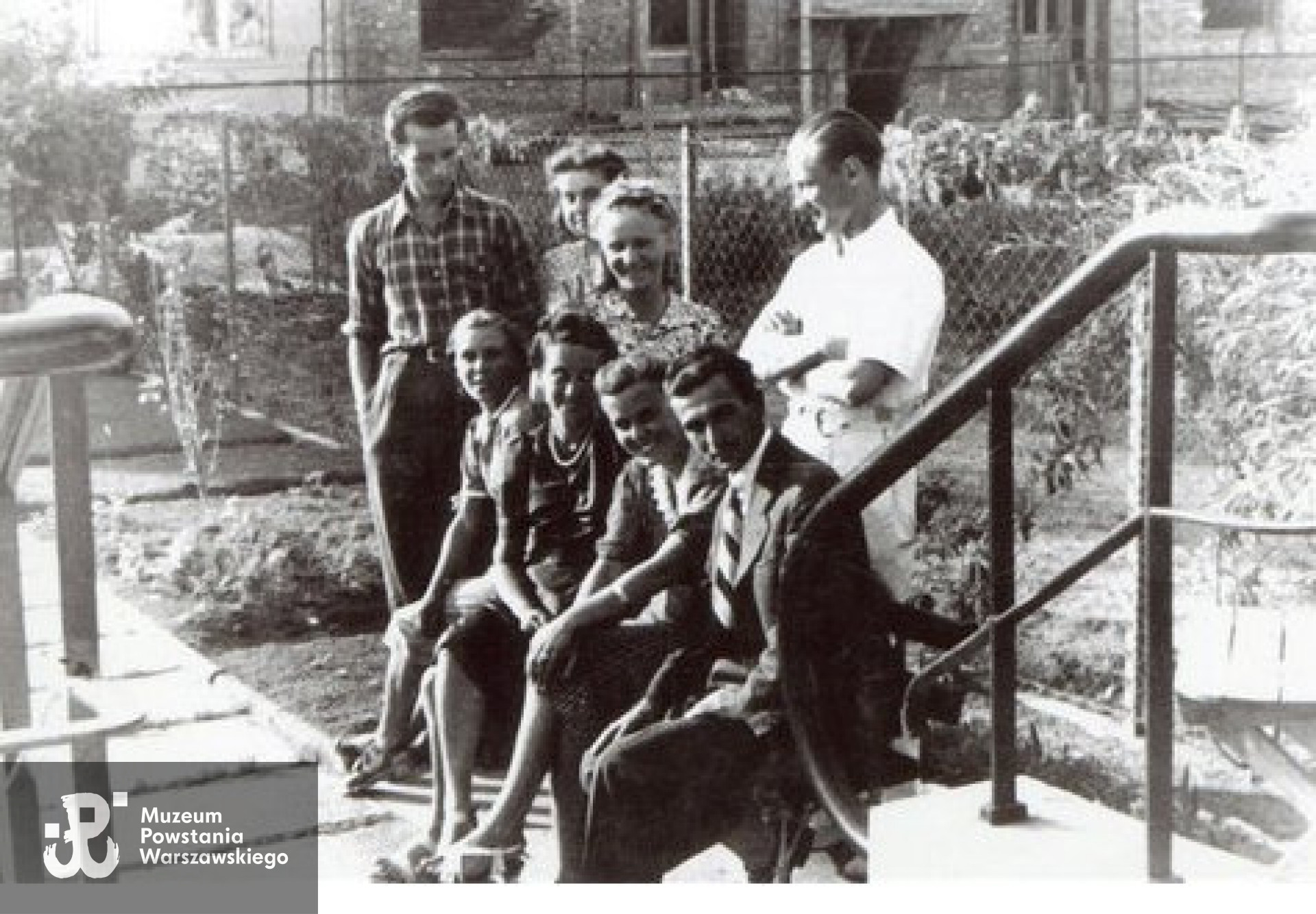 Przyjaciele, Wenancjusz Kukliński stoi z lewej strony (w koszuli w kratę), obok dwie jego siostry. Zdjęcie wykonane w okresie okupacji niemieckiej. Fot. z archiwum rodzinnego Julitty Surmackiej  z domu Kuklińskiej