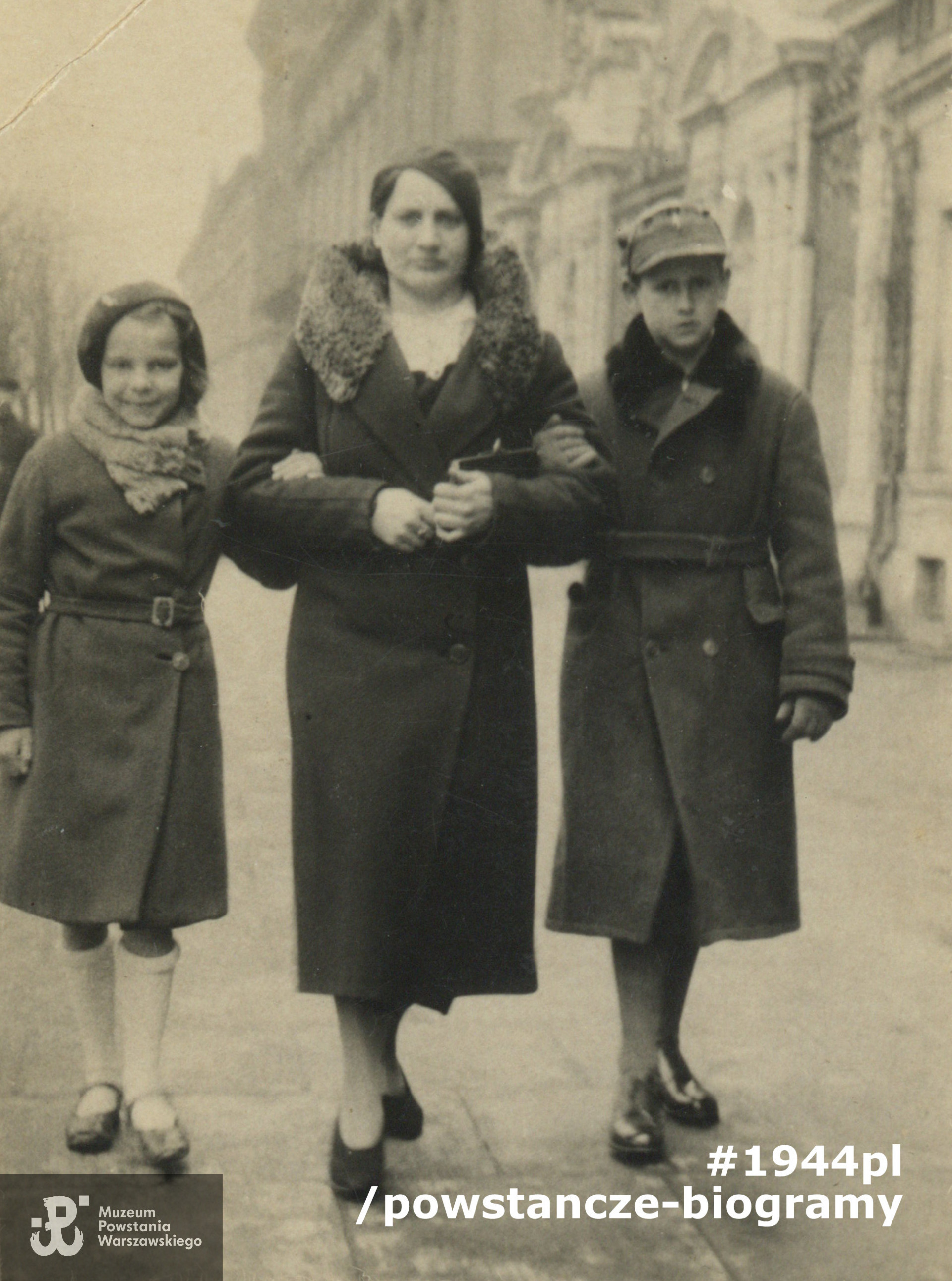 Marian z matką i cioteczną siostrą Józefą  Kowalską, potocznie zwaną w rodzinie Halusią. W tle po prawej widoczna brama wejściowa na kampus Uniwersytetu Warszawskiego (ul. Krakowskie Przedmieście 26/28).  Fot. z archiwum rodzinnego, udostępnił p. Leszek Przybylski. Matka Mariana była rodzoną siostrą babki ofiarodawcy skanu. Fot. z archiwum rodzinnego, udostępnił p. Leszek Przybylski