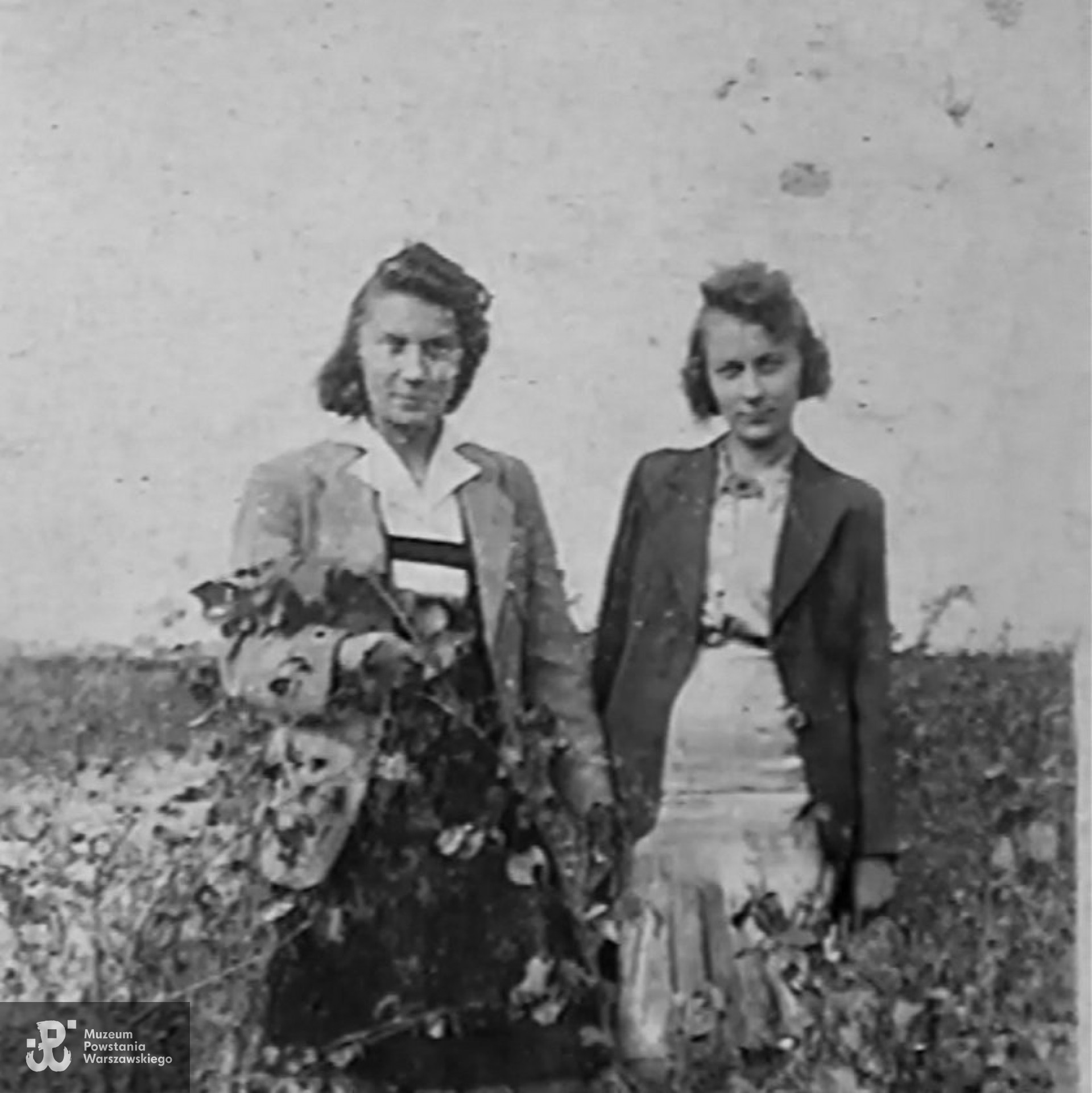 Danusia (na zdjęciu po prawej) z siostrą Wacławą Bobik, po mężu Kaczkowską (rocznik 1923). Fot. ze zbiorów rodzinnych, udostępniła p. Sylwia Jurczyk