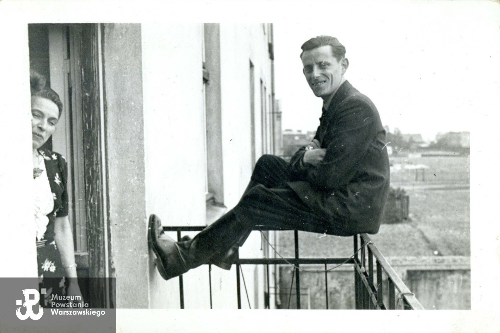 Na balkonie mieszkania przy ul. Łukowskiej 28 na Grochowie. Z lewej Anna Traczowa. Fot. ze zbiorów rodzinnych p. Romana Jelonka 