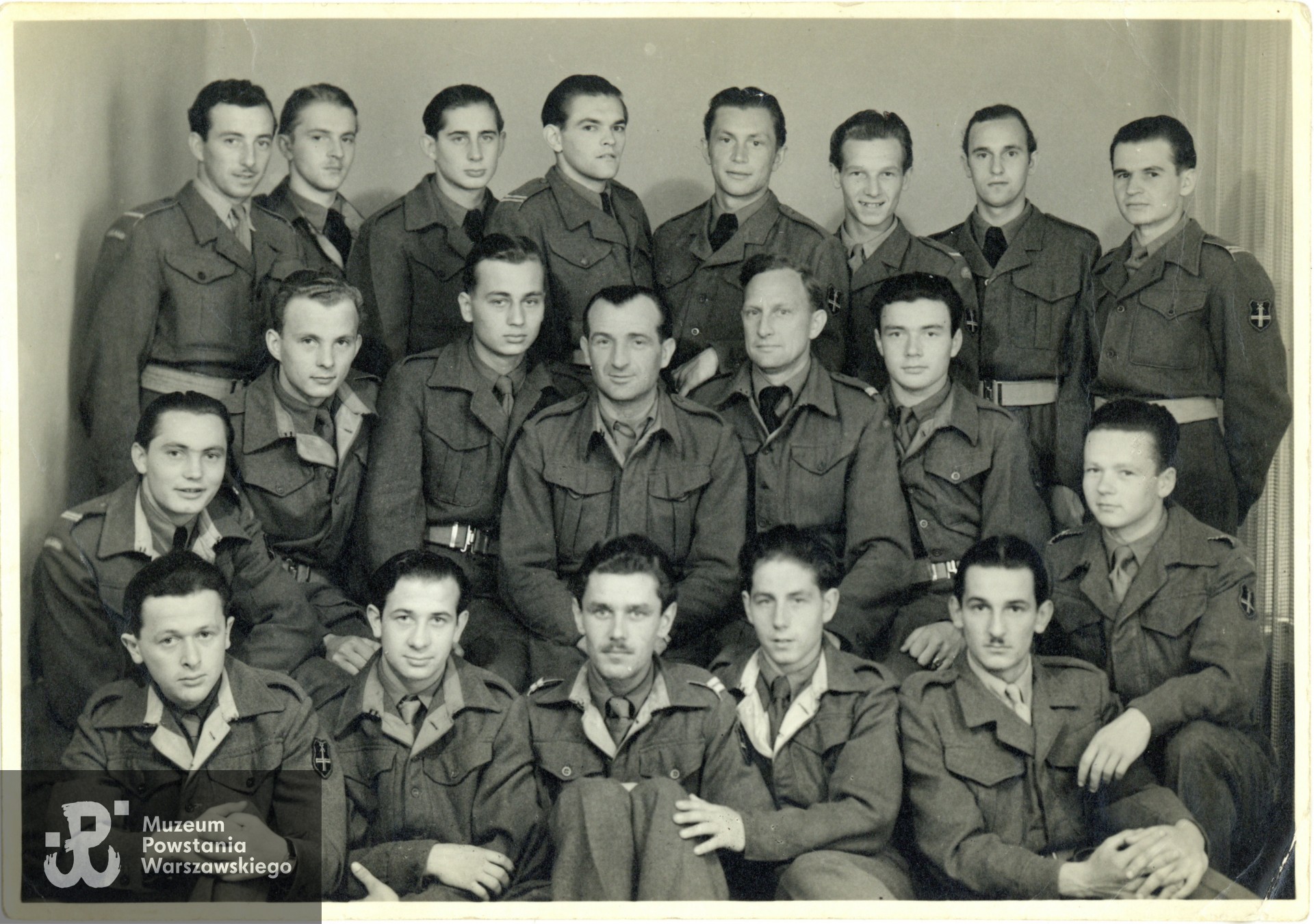 Jan Wierny ps. Wojtuś widoczny w górnym rzędzie, czwarty od lewej. Fot. ze zbiorów rodzinnych p. Joanny Lechowicz, córki Powstańca. Skany wykonano w Muzeum Powstania Warszawskiego wiosną 2025 r. 