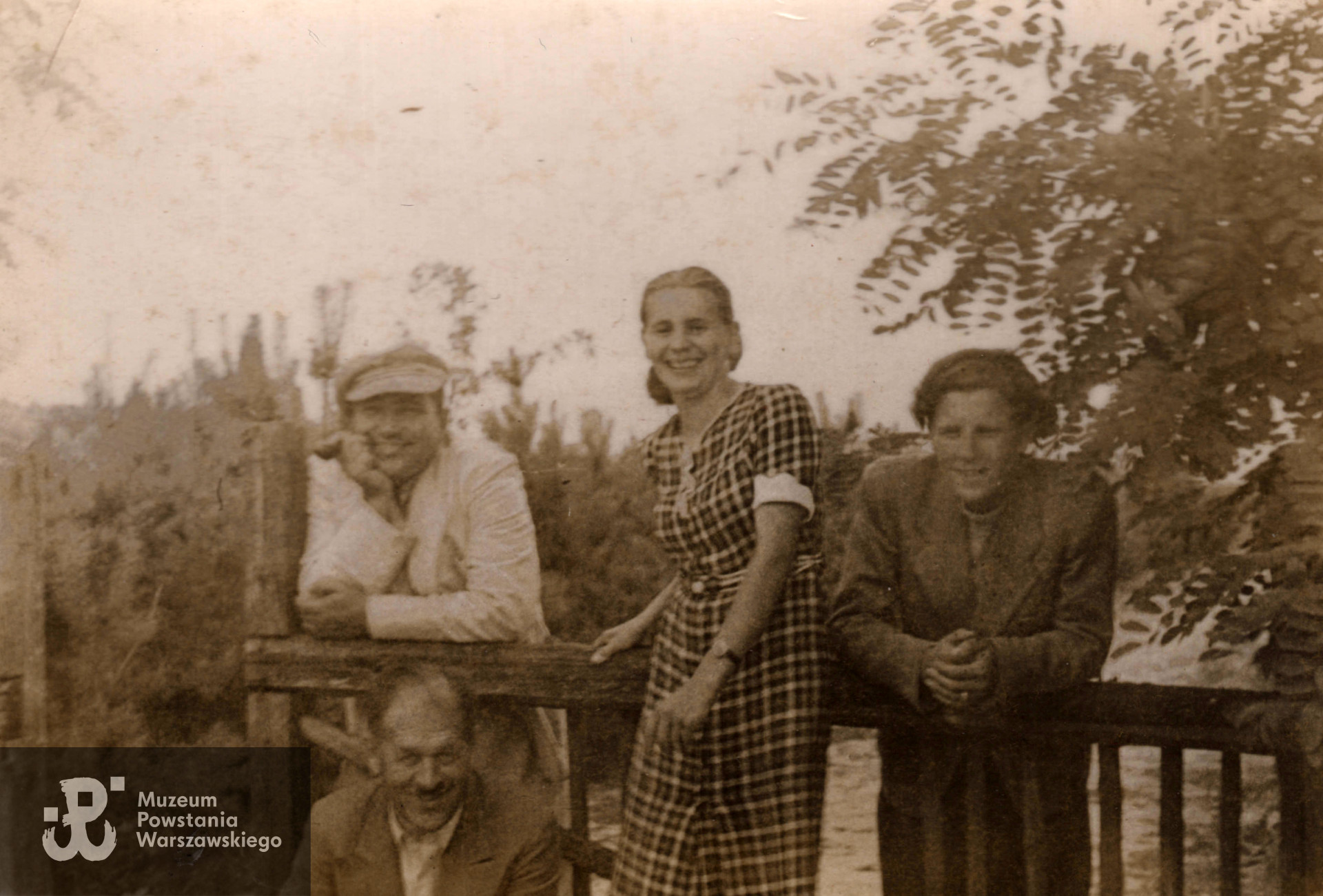 Wiesław Baranowski (pierwszy z prawej) ze znajomymi. Fot. ze zbiorów rodzinnych, skan udostępnił p. Sebastian Baranowski, wnuk Powstańca.  [17]