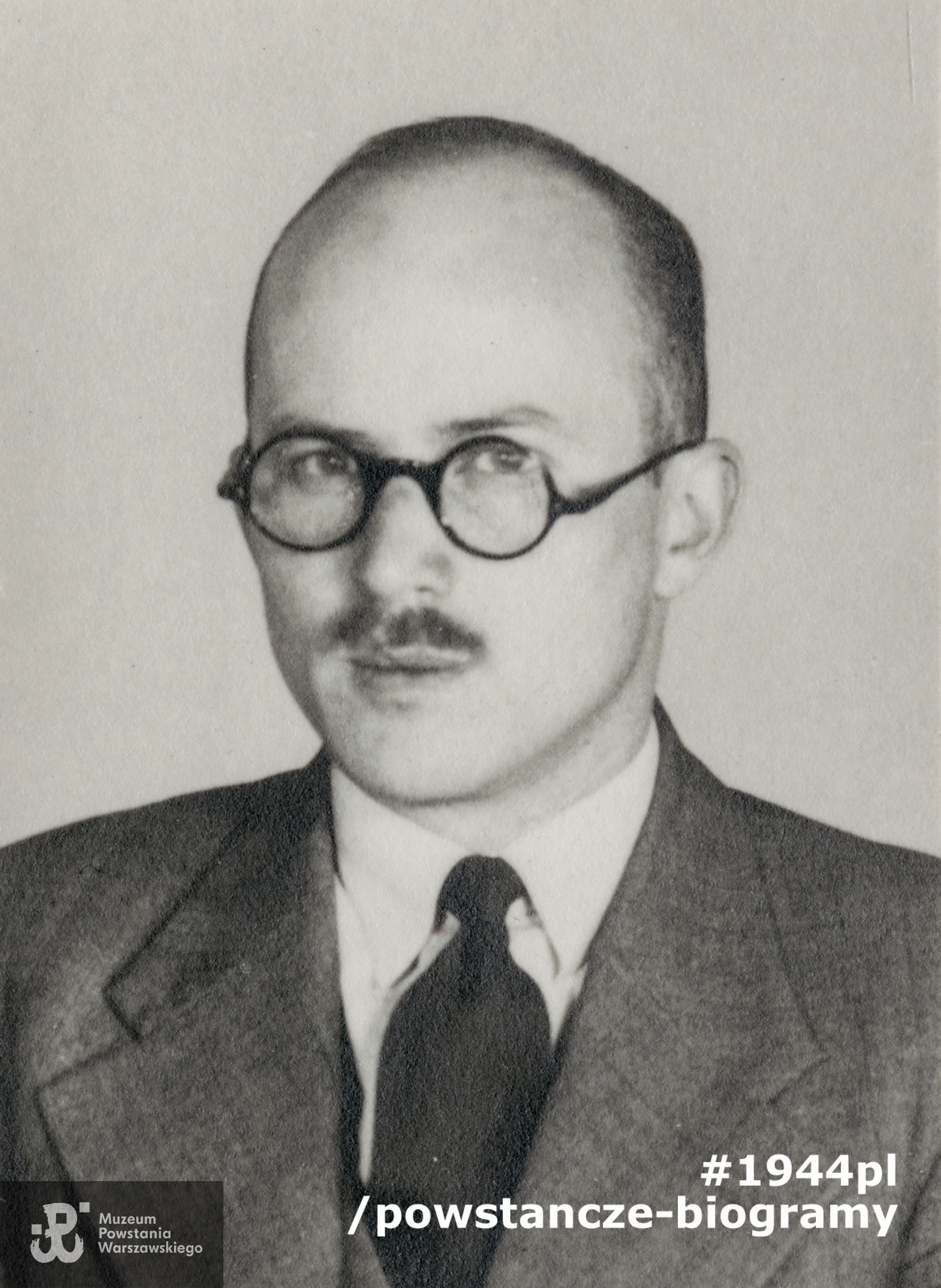 Jan Nowak -Jeziorański (Zdzisław Jeziorański) - fotografia wykonana w lipcu 1944, z przeznaczeniem do fałszywych dokumentów, mająca utrudnić rozpoznanie. Fot. ze zbiorów Muzeum Powstania Warszawskiego, sygn.  MPW-IS/768