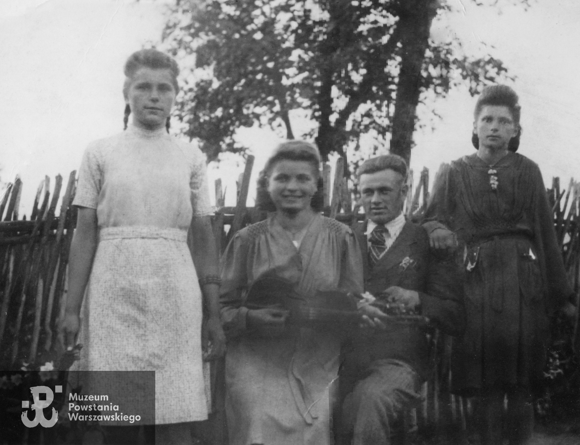Rembelszczyzna, 1944 rok. Od lewej: Kopczyńska (imię nieustalone), Piotr Sierawski "Trzeciak" i Pelagia Gronek (po wojnie Sierawska), z prawej Maria Wysocka z domu Gronek. Fot. ze zbiorów rodzinnych. Skany wykonano w Muzeum Powstania Warszawskiego - Pokój Kombatanta, marzec 2022.