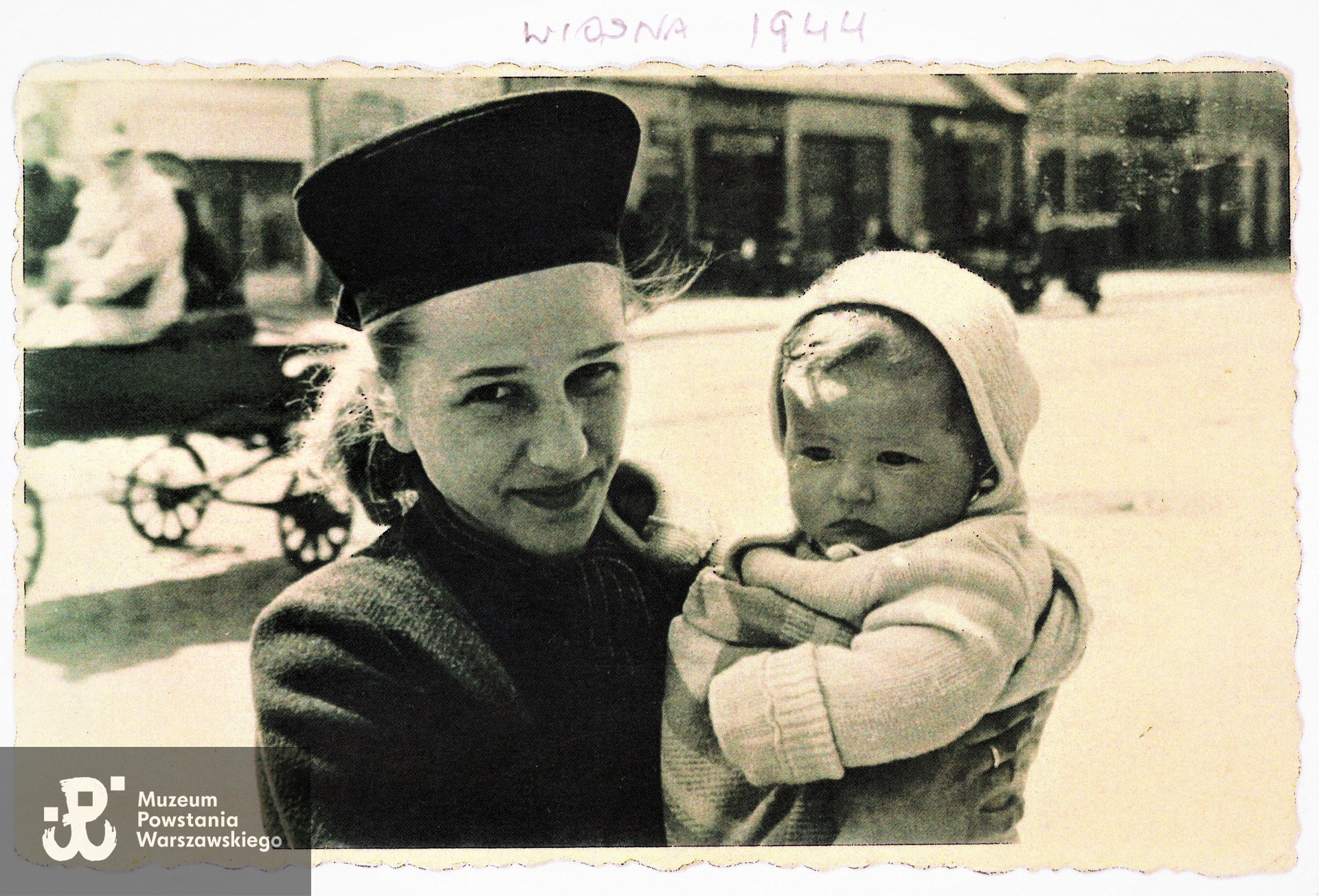 Wiosna 1944 roku - Irena Gadzińska z córką Ewą, urodzoną w grudniu 1943 r. Fot. ze zbiorów rodzinnych, udostępniła p. Ewa Mickiewicz z domu Gadzińska