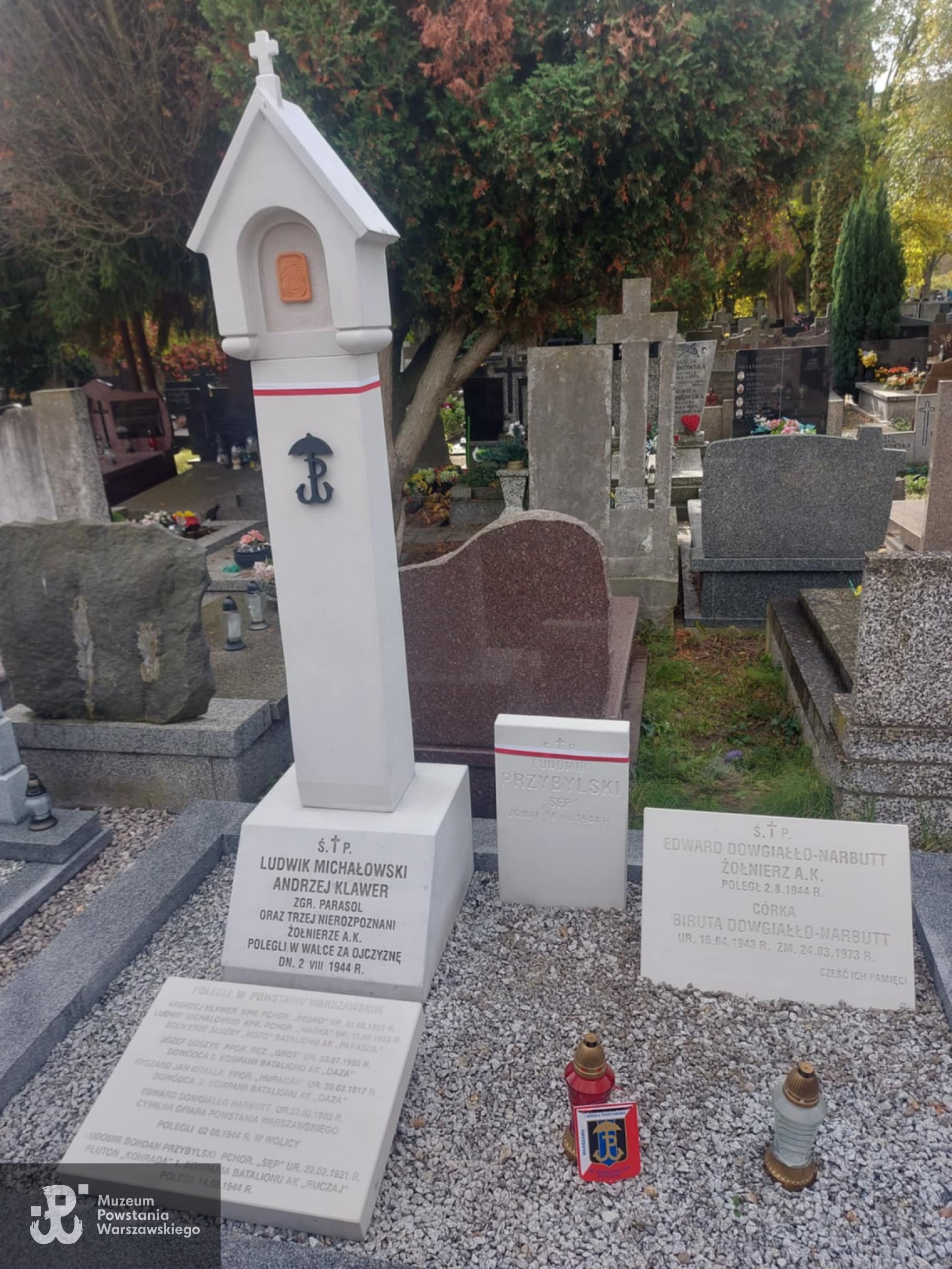 Mogiła zbiorowa Powstańców Warszawskich na Cmentarzu na Służewie przy ul. Wałbrzyskiej - stan po renowacji, październik 2025. Fot. udostępnił p. Remigiusz Stefani.