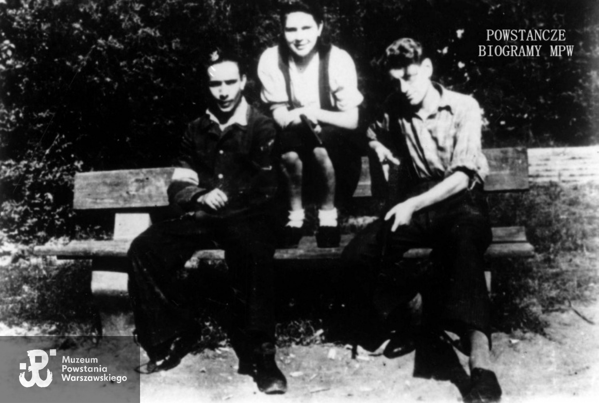 Od lewej : Jerzy Staniszewski "Czarny Jurek", obok Zofia Staniszewska ps. "Czarna Hanka" i kolega NN. Fot. archiwum rodzinne