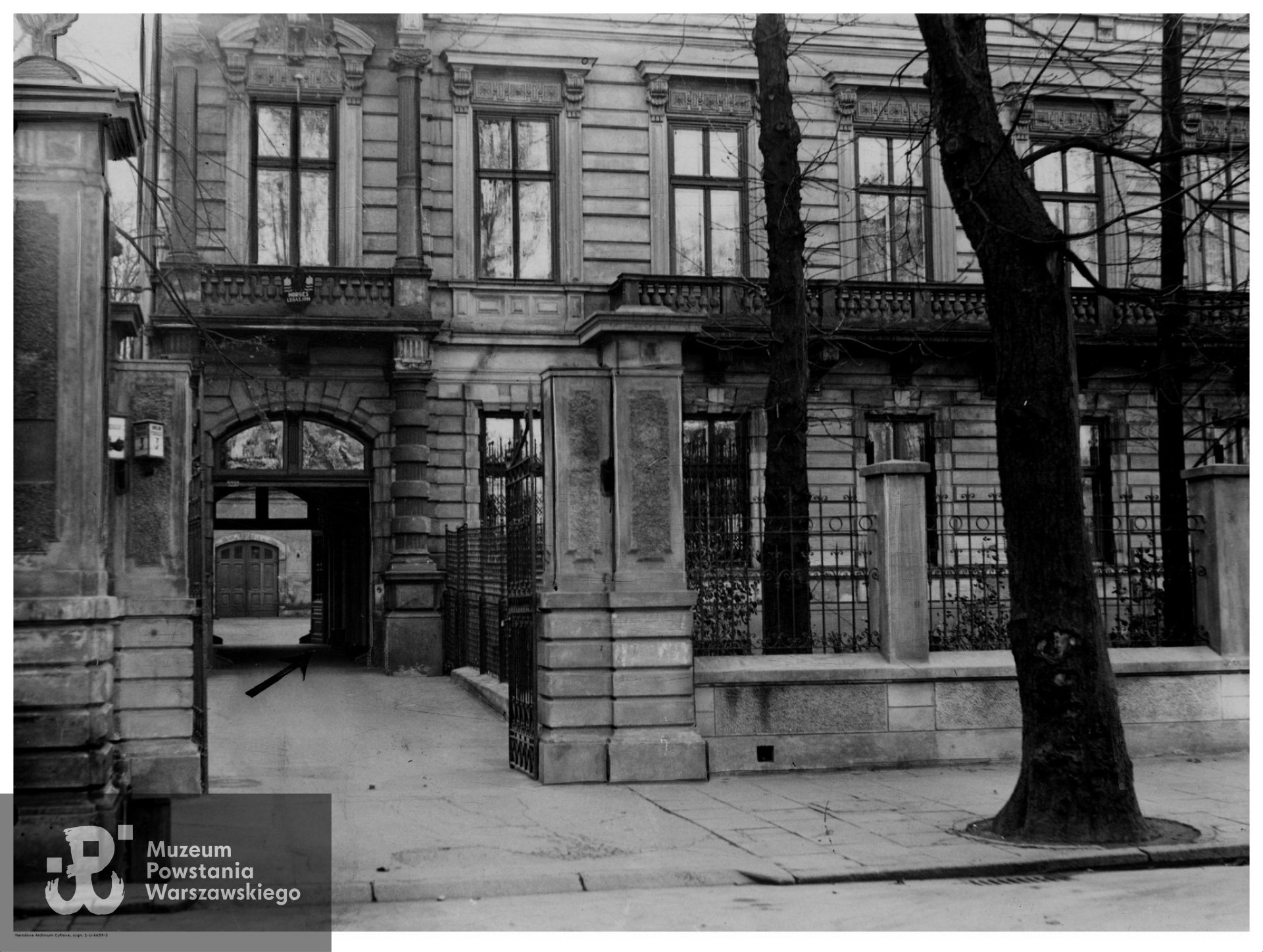 ul. Pierackiego 3/5 (obecnie Foksal) - gmach,  w którym w czasie Powstania Warszawskiego mieścił się szpital polowy, utworzony dla pacjentów z ewakuowanego szpitala PCK przy ul. Smolnej 6 oraz rannych przybyłych ze Starówki.