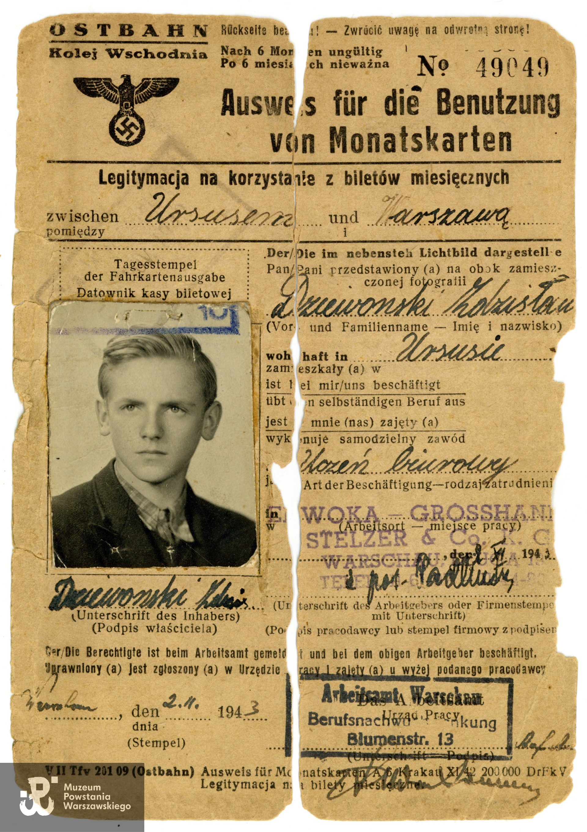 Należąca do Zdzisława Dziewońskiego legitymacja potwierdzająca jego zatrudnienie jako ucznia (pracownika) biurowego w Ursusie oraz uprawniająca do korzystania z biletów miesięcznych.  Dokument  ze zbiorów rodzinnych, do wykonania skanów udostępnili p. Katarzyna i p. Adam Dziewońscy, skan wykonano w Muzeum Powstania Warszawskiego, 04/2025 