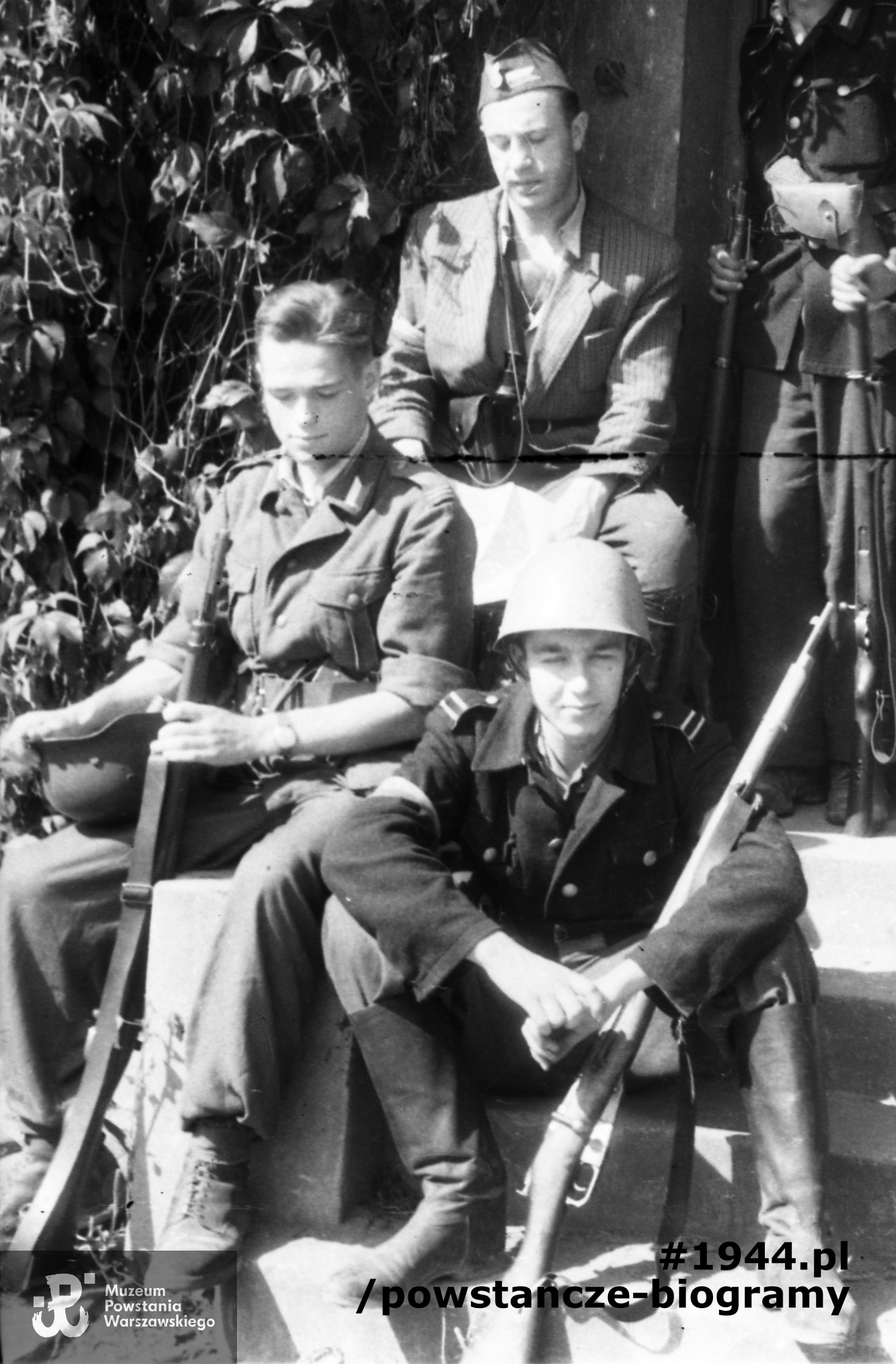 Powiększony fragment poprzedniego ujęcia.  Andrzej Meissner "Andrzej" siedzi drugi od góry.  Fot. ze zbiorów Muzeum Powstania Warszawskiego, sygn. MPW-IN/4668.