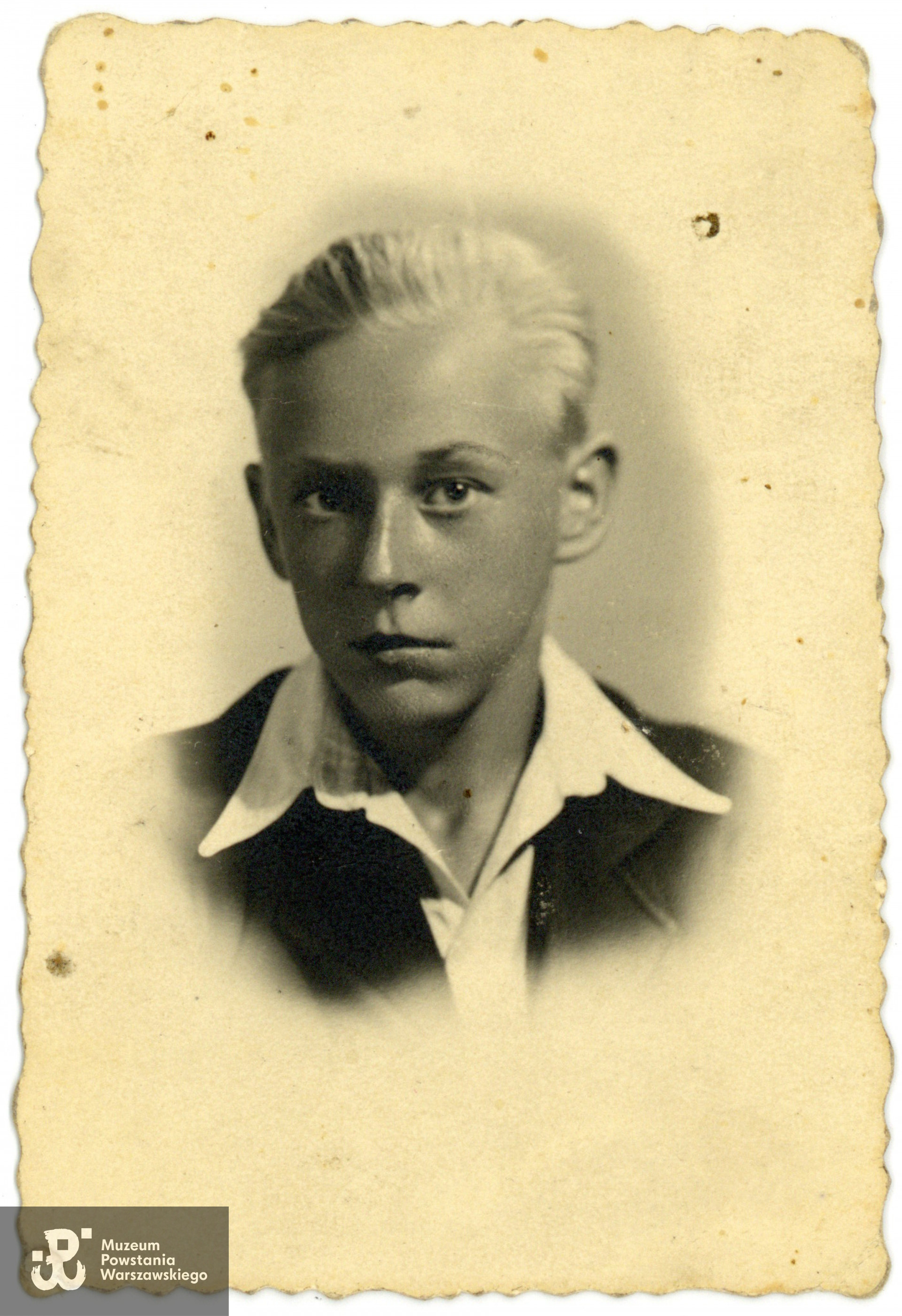 Łącznik Jan Pursa  "Wiktor" (1928-1944). Fot. ze zbiorów rodzinnych, do wykonania kopii udostępniła p. Elżbieta Wysocka, bratanica Powstańca. Skany wykonano w Muzeum Powstania Warszawskiego w grudniu 2023 r. 