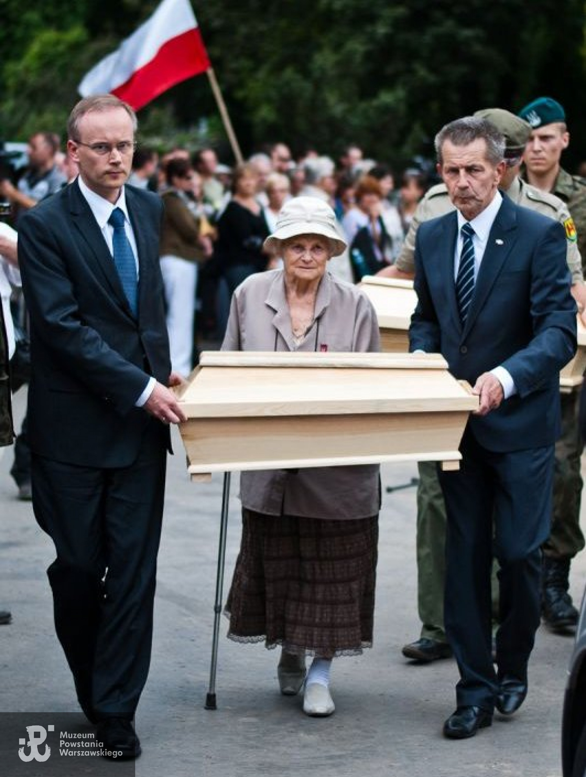 2014 rok: prof. Barbara Otwinowska w asyście prezesa IPN Łukasza Kamińskiego i sekretarza ROPWiM Andrzeja Kunerta. Fot. ze zbiorów IPN, <i>ipn.gov.pl</i>