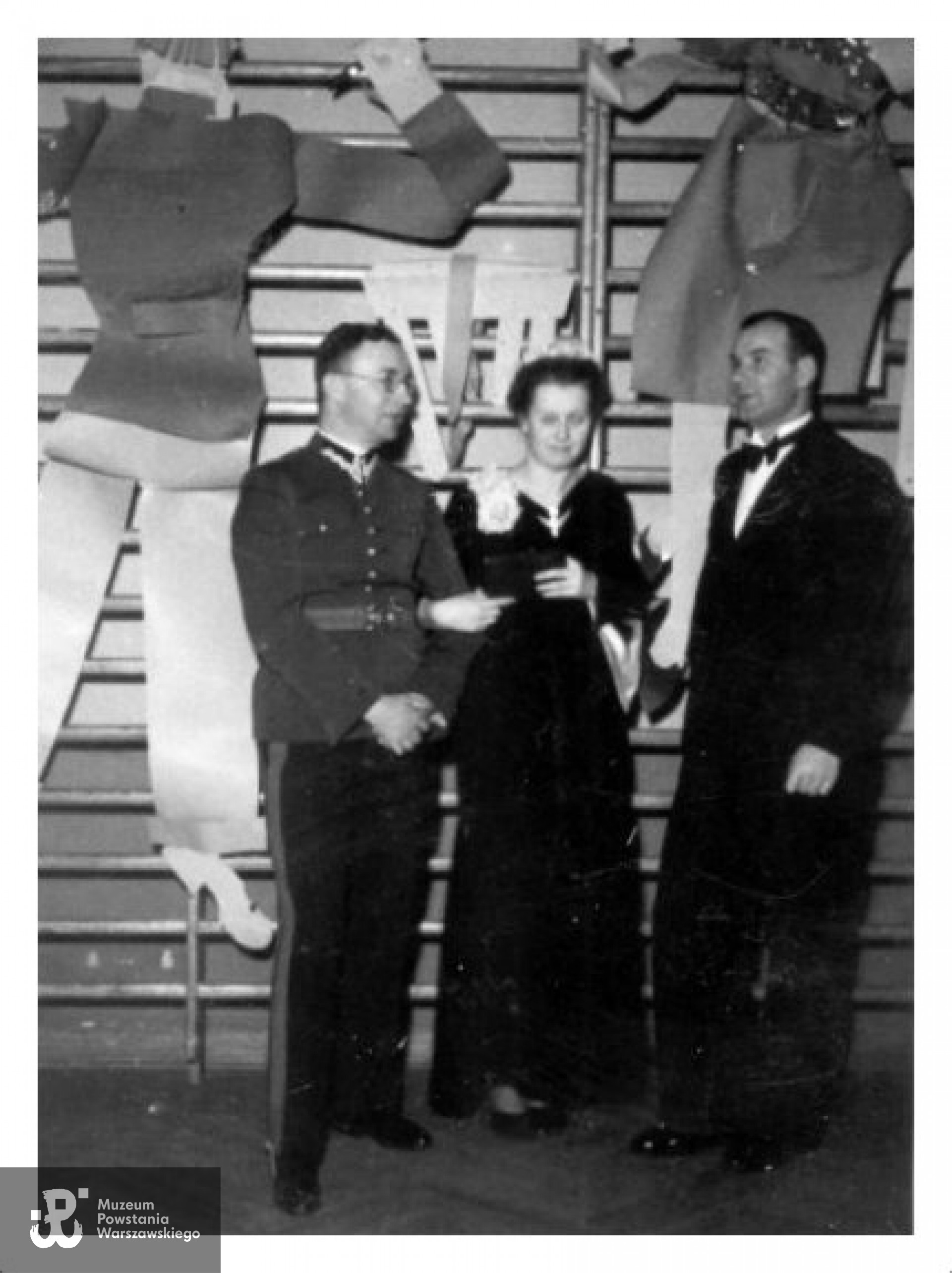 Kpt. Wacław Janaszek na balu sylwestrowym z małżonką Barbarą von Seydlitz. Fot. ze zbiorów SPPW 1944