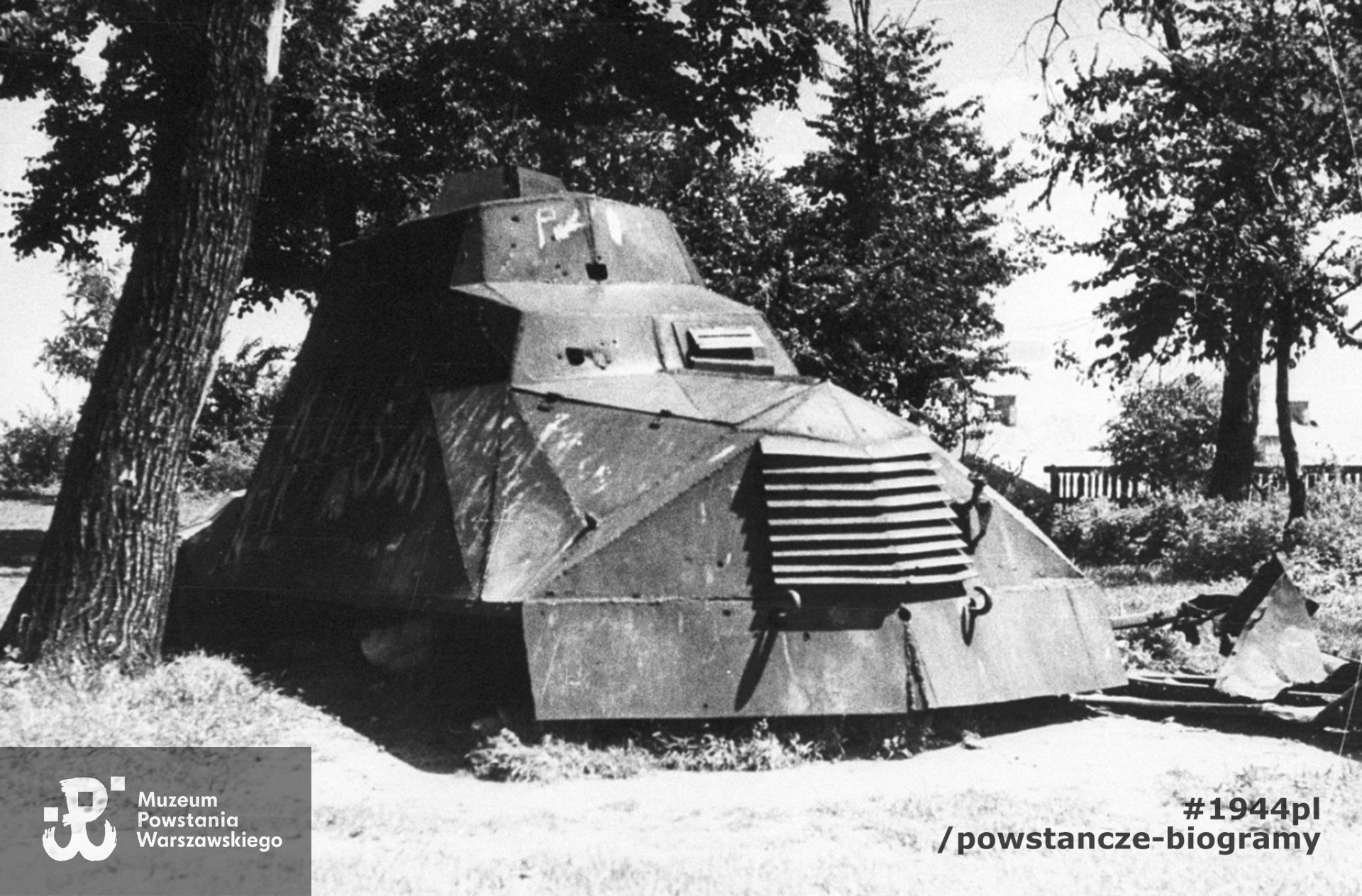 Fotografia z okresu powojennego. Warszawa. Samochód opancerzony "Kubuś" w ogrodzie przy Konserwatorium Muzycznym na ul. Okólnik 1. Autorem zdjęcia jest Sylwester Braun "Kris". Fot. ze zbiorów Muzeum Powstania Warszawskiego, sygn. MPW-IH/4902