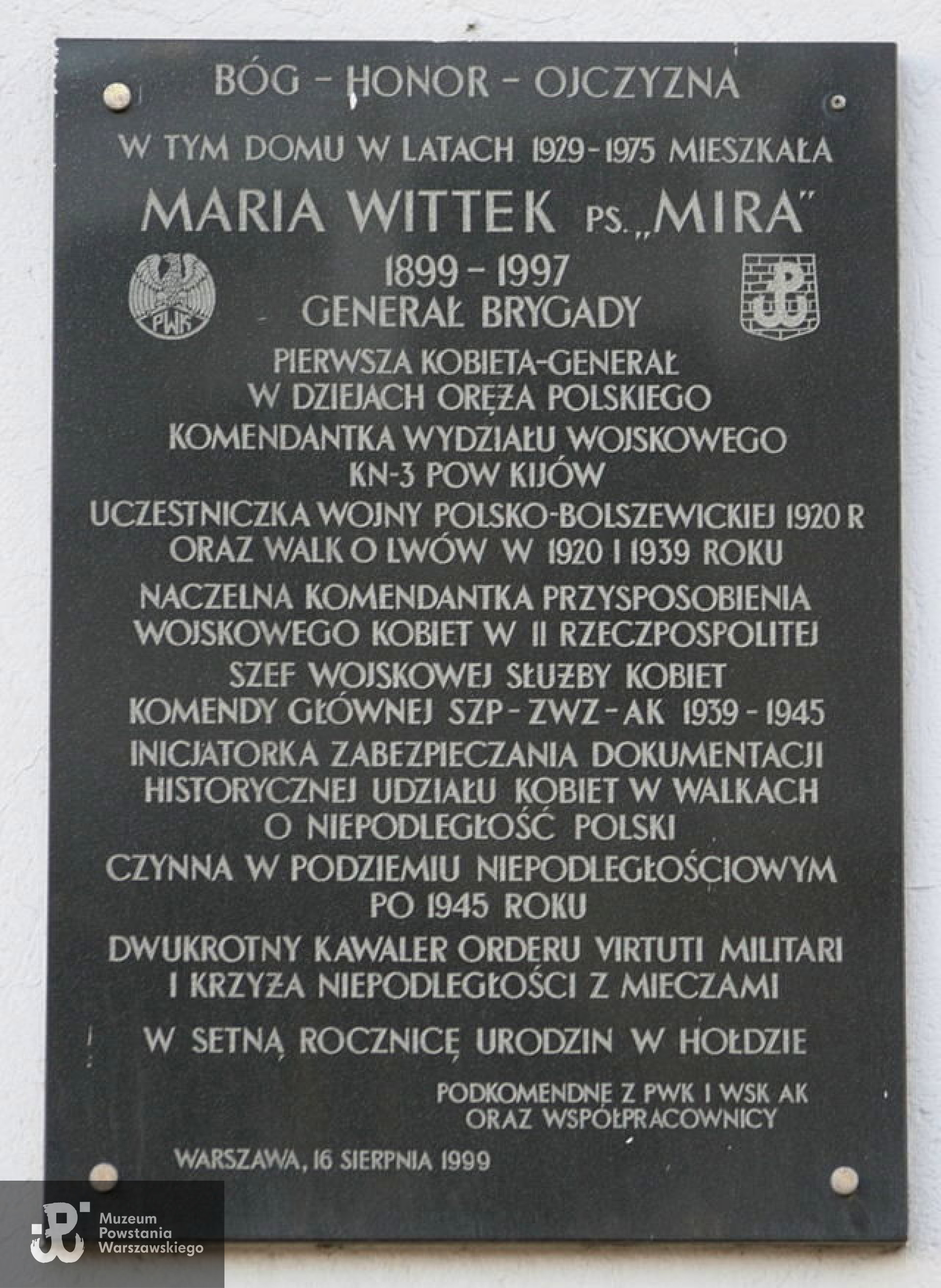 Tablica upamiętniająca Marię Wittek, na domu przy alei 3 Maja 2 w Warszawie, gdzie mieszkała w latach 1929-1975. Fot. domena publiczna