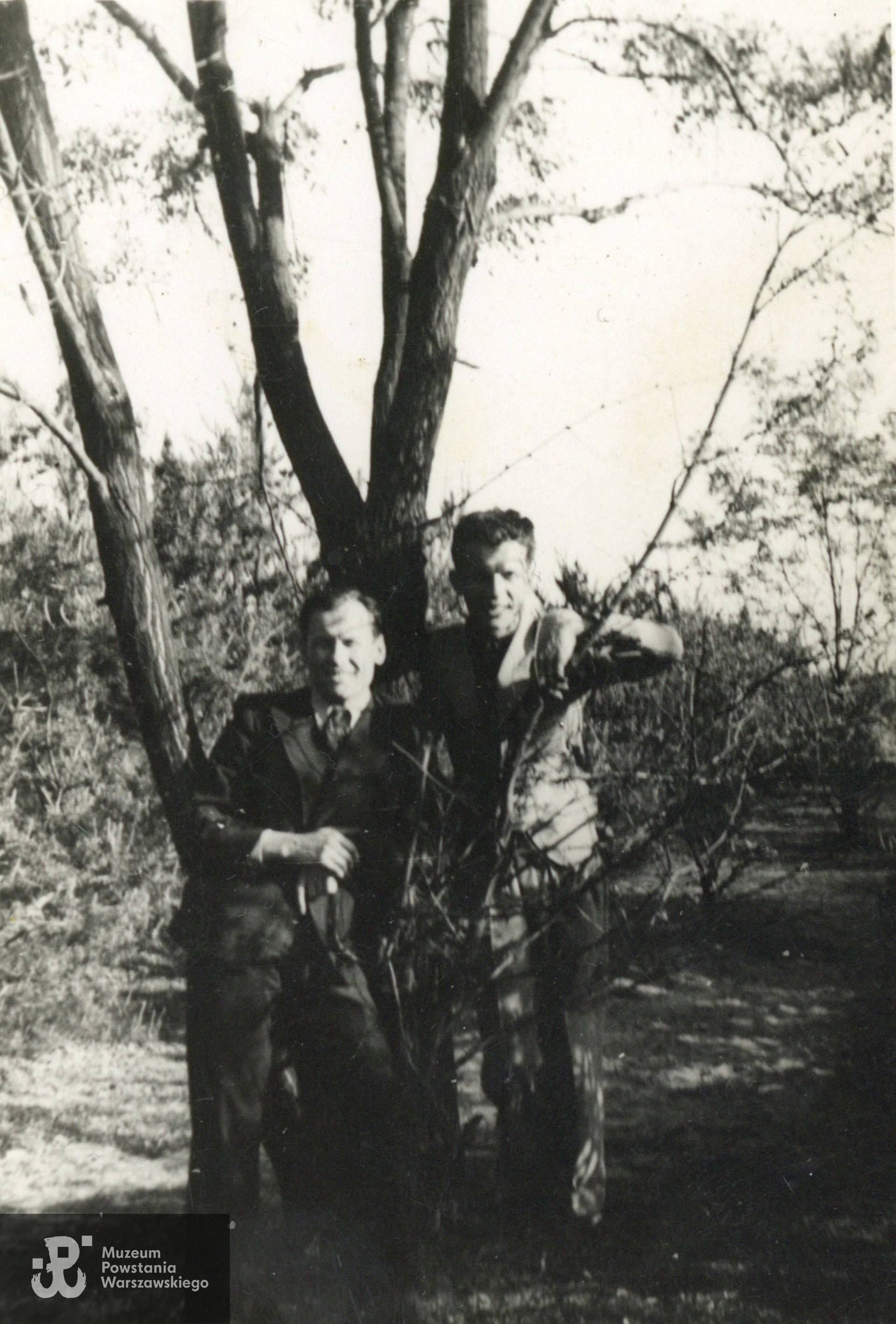 Tadeusz Zabudowski z ojcem ofiarodawczyni zdjęcia. Fot. ze zbiorów Muzeum Powstania Warszawskiego, sygn. P/10034