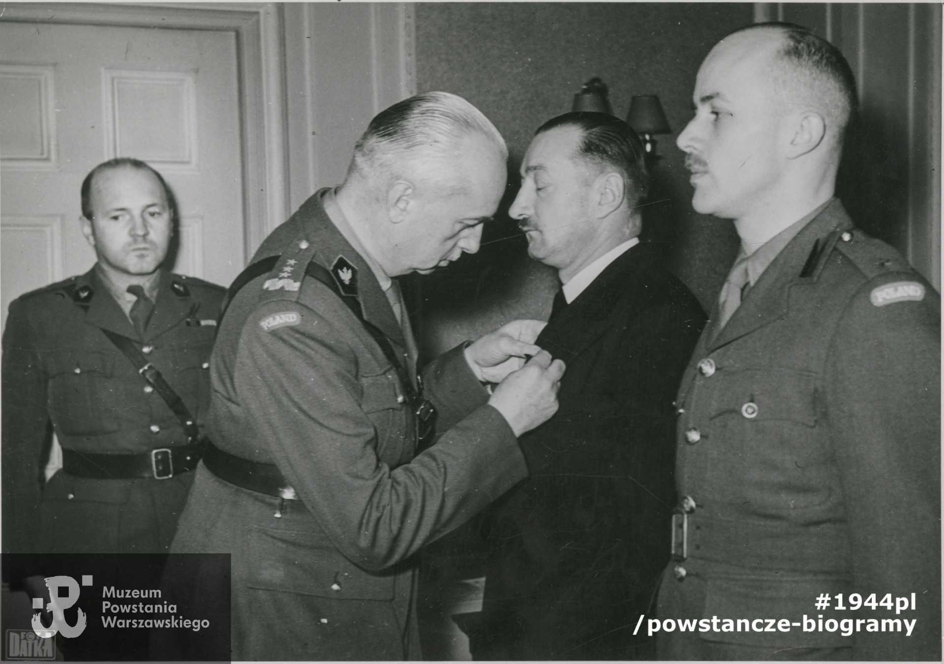 Gabinet Wodza Naczelnego Polskich Sił Zbrojnych w Londynie. Generał Kazimierz Sosnkowski podczas wręczania odznaczeń. Pierwszy z prawej Jan Nowak-Jeziorański  oczekujący na dekorację Krzyżem Virtuti Militari. Fot. ze zbiorów Muzeum Powstania Warszawskiego, sygn.  MPW-IS/776