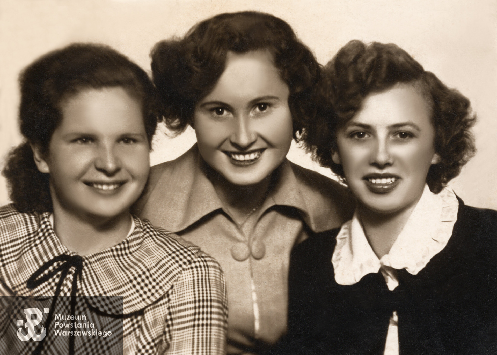 Stanisława Walasek na zdjęciu z lewej - z czarną wstążką przy kołnierzyku. Fot. ze zbiorów  rodzinnych, udostępniła córka, p. Elżbieta Dąbrowa