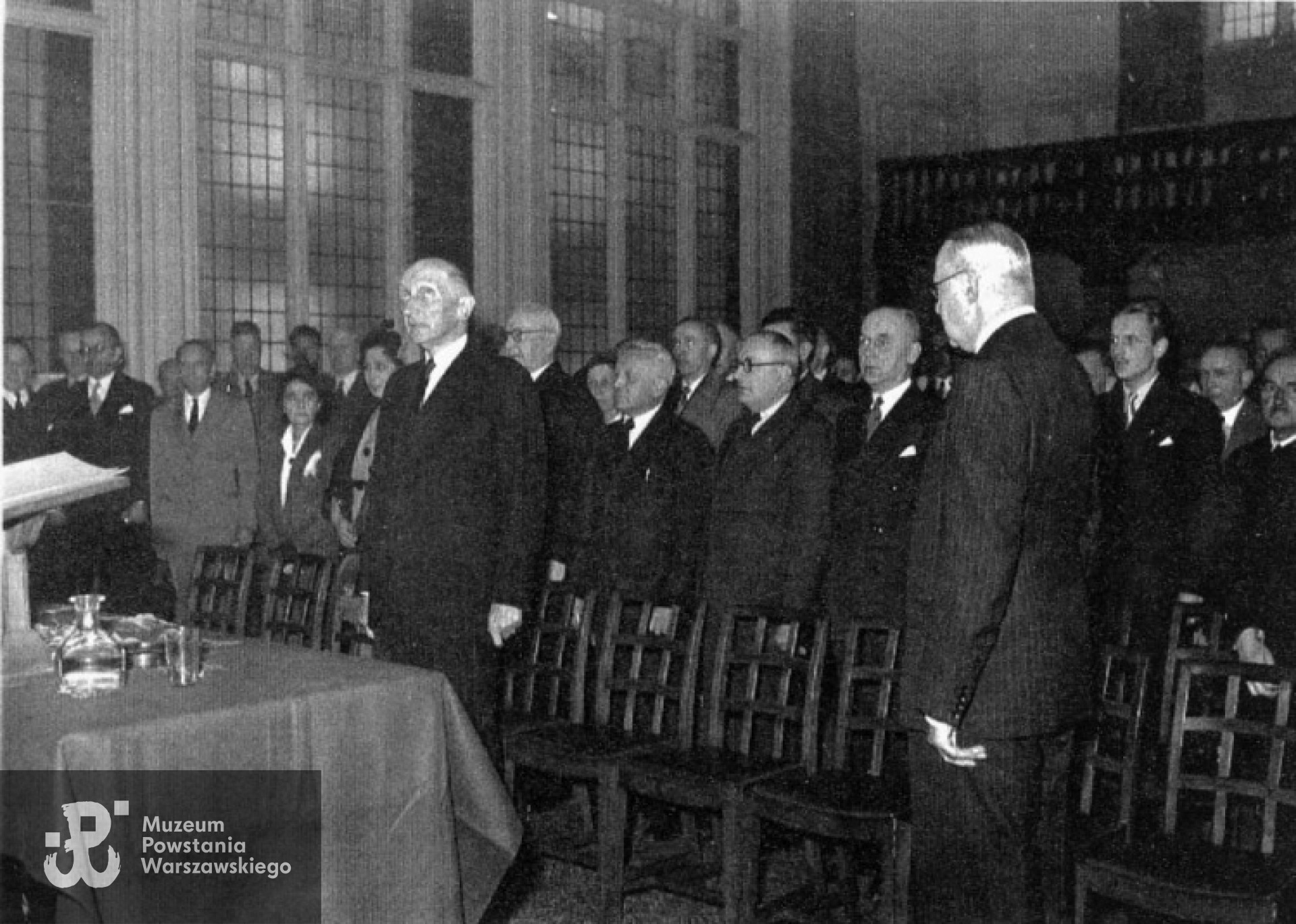 Zjazd Skarbu Narodowego, Krzysztof Głuchowski jako reprezentant Zjednoczenia Polskiego, trzeci od prawej. Londyn, 1952 rok. Fot. z archiwum rodzinnego Krzysztofa Głuchowskiego.