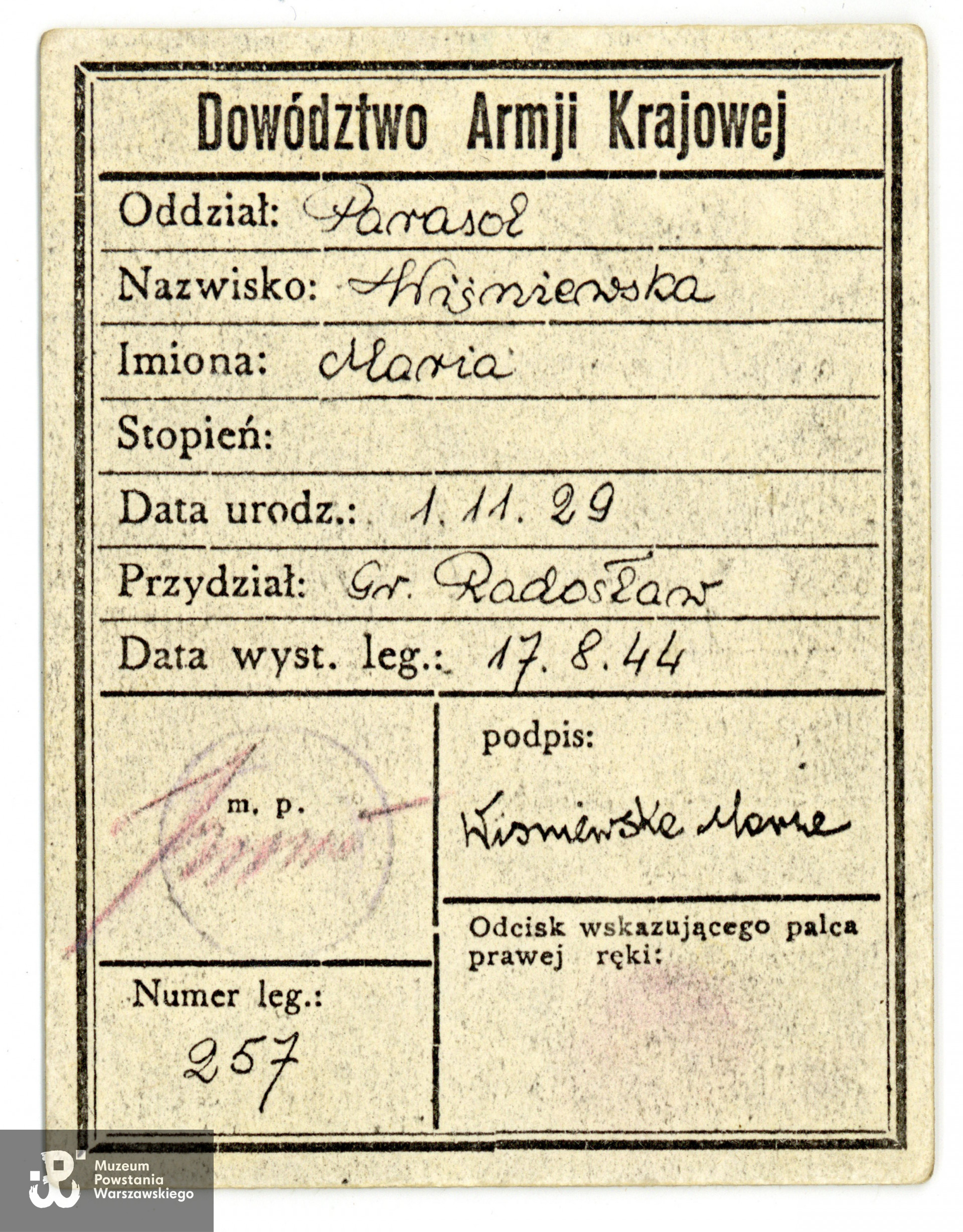 Legitymacja AK nr 257 wystawiona 17.08.1944 dla Marii Wiśniewskiej, żołnierza batalionu "Parasol". Ze zbiorów Muzeum Powstania Warszawskiego, P/8998